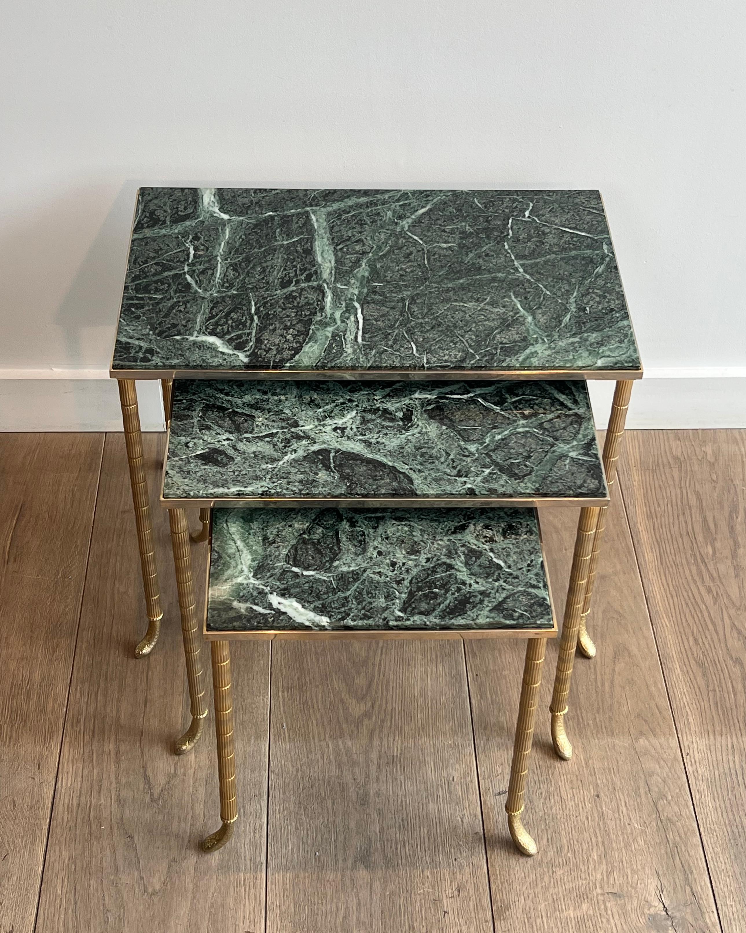 3er-Set Nischentische in Nickel & Gold mit grüner Marmorplatte von Maison Jansen im Zustand „Gut“ im Angebot in Marcq-en-Barœul, Hauts-de-France