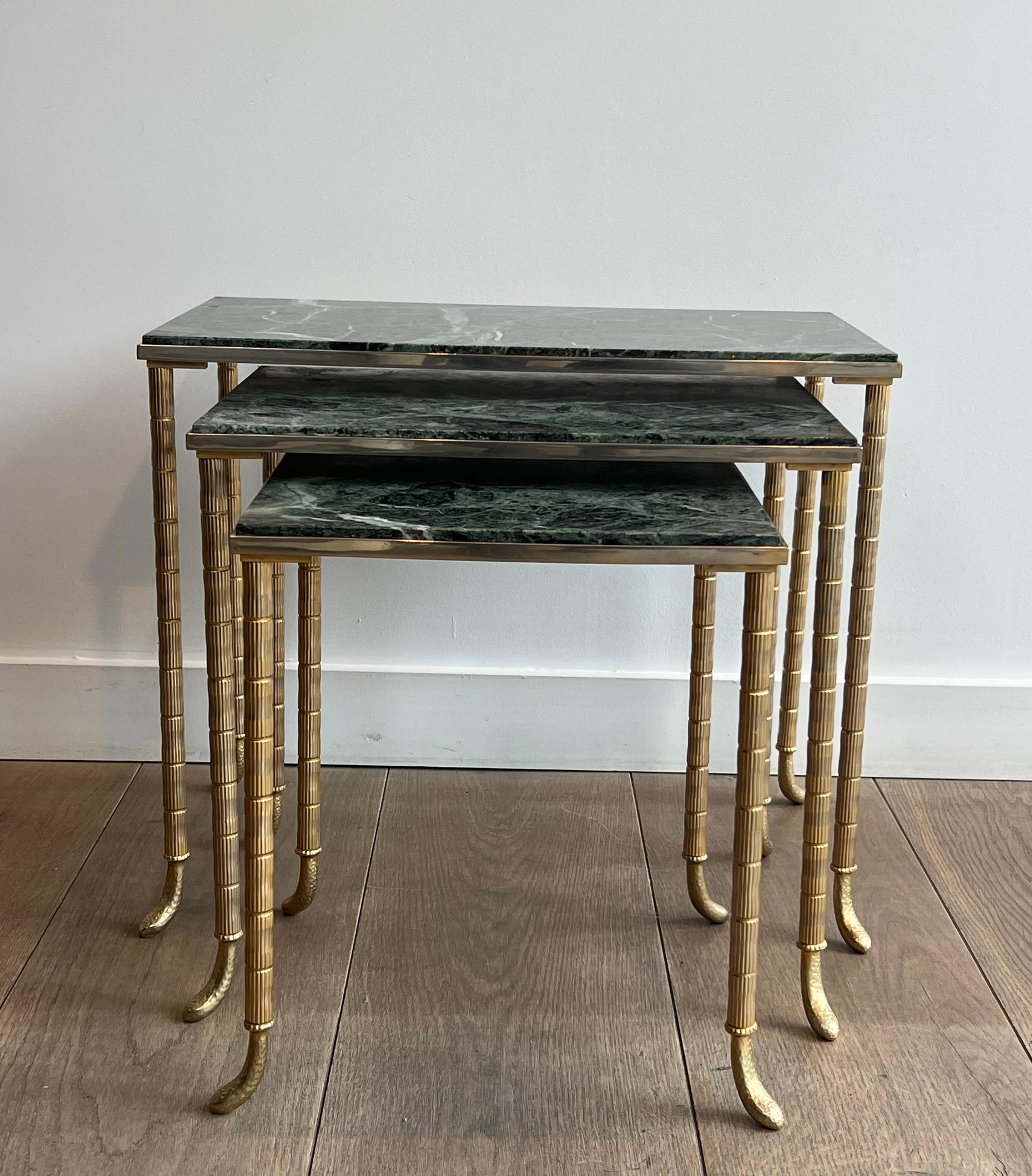 3er-Set Nischentische in Nickel & Gold mit grüner Marmorplatte von Maison Jansen (Mitte des 20. Jahrhunderts) im Angebot