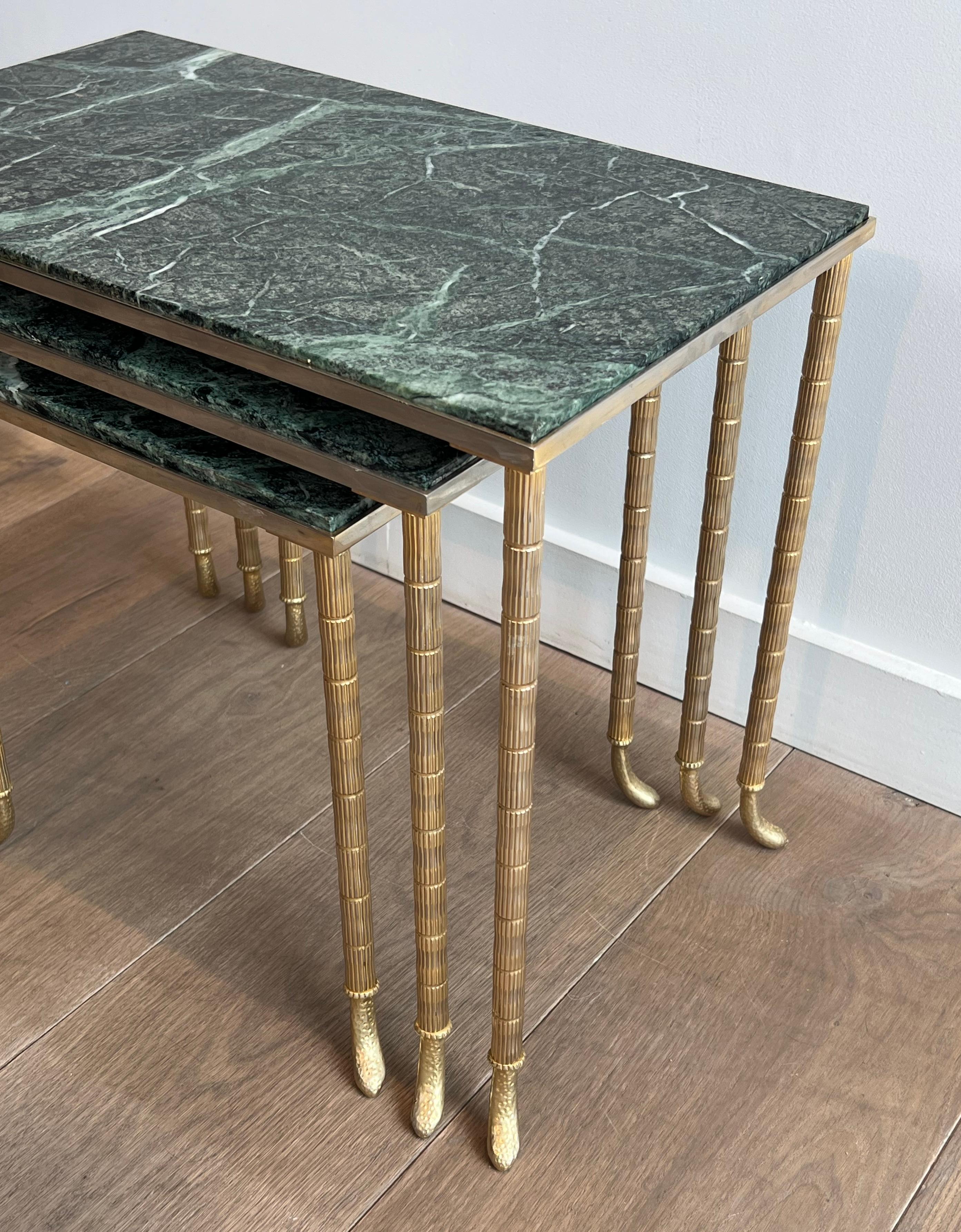 3er-Set Nischentische in Nickel & Gold mit grüner Marmorplatte von Maison Jansen (Metall) im Angebot