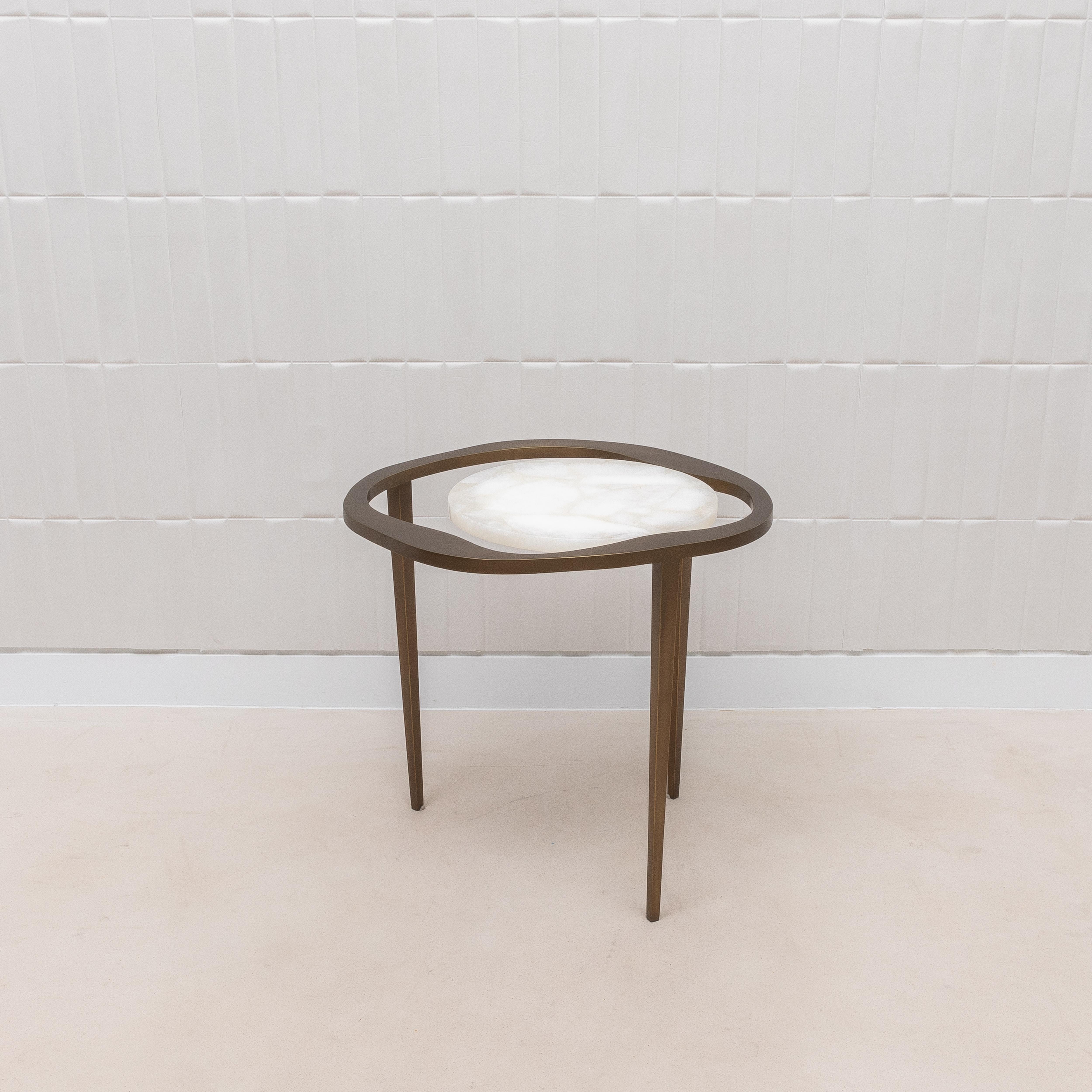 Ensemble de 3 tables gigognes en quartz blanc et laiton patiné par R&Y Augousti en vente 2