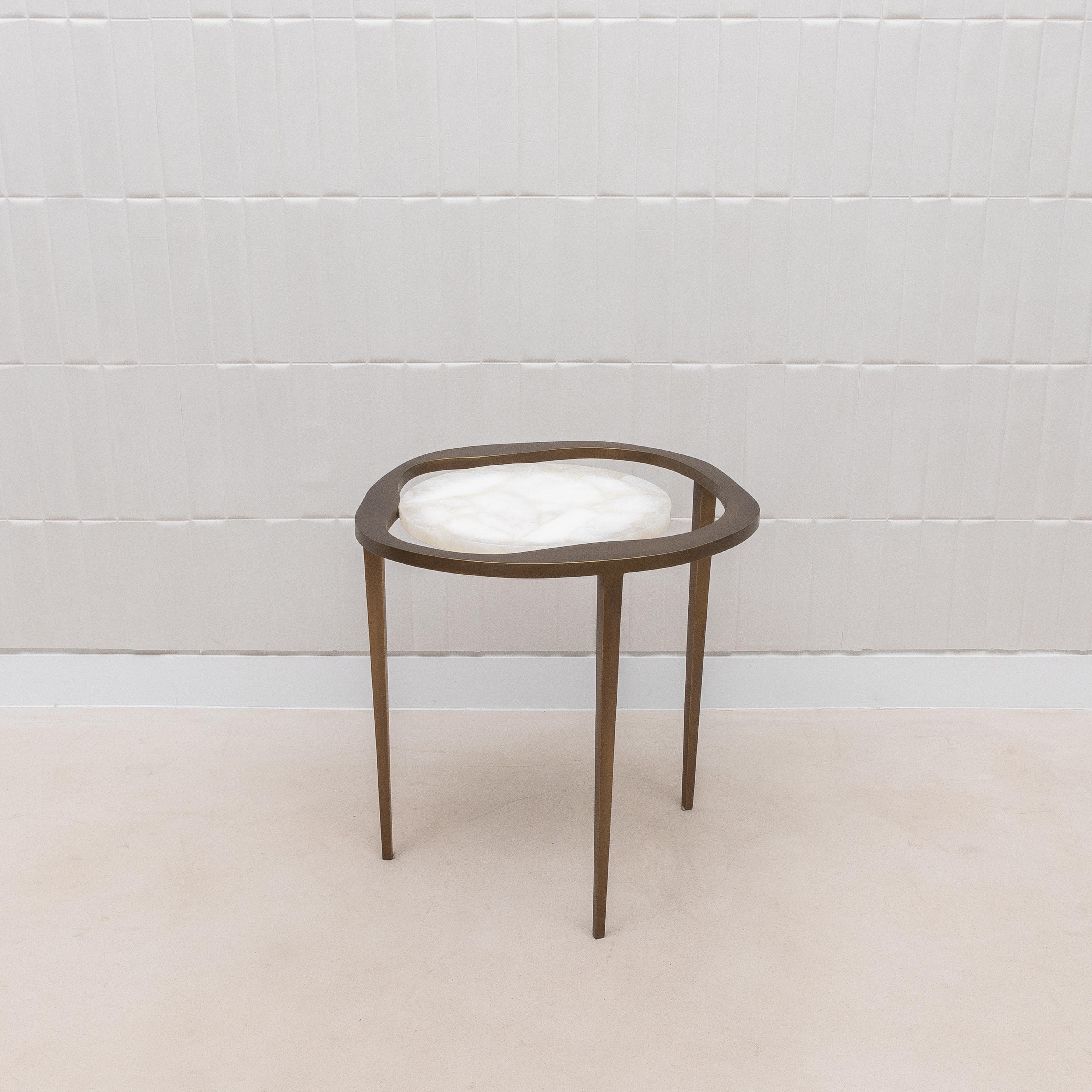 Ensemble de 3 tables gigognes en quartz blanc et laiton patiné par R&Y Augousti en vente 4