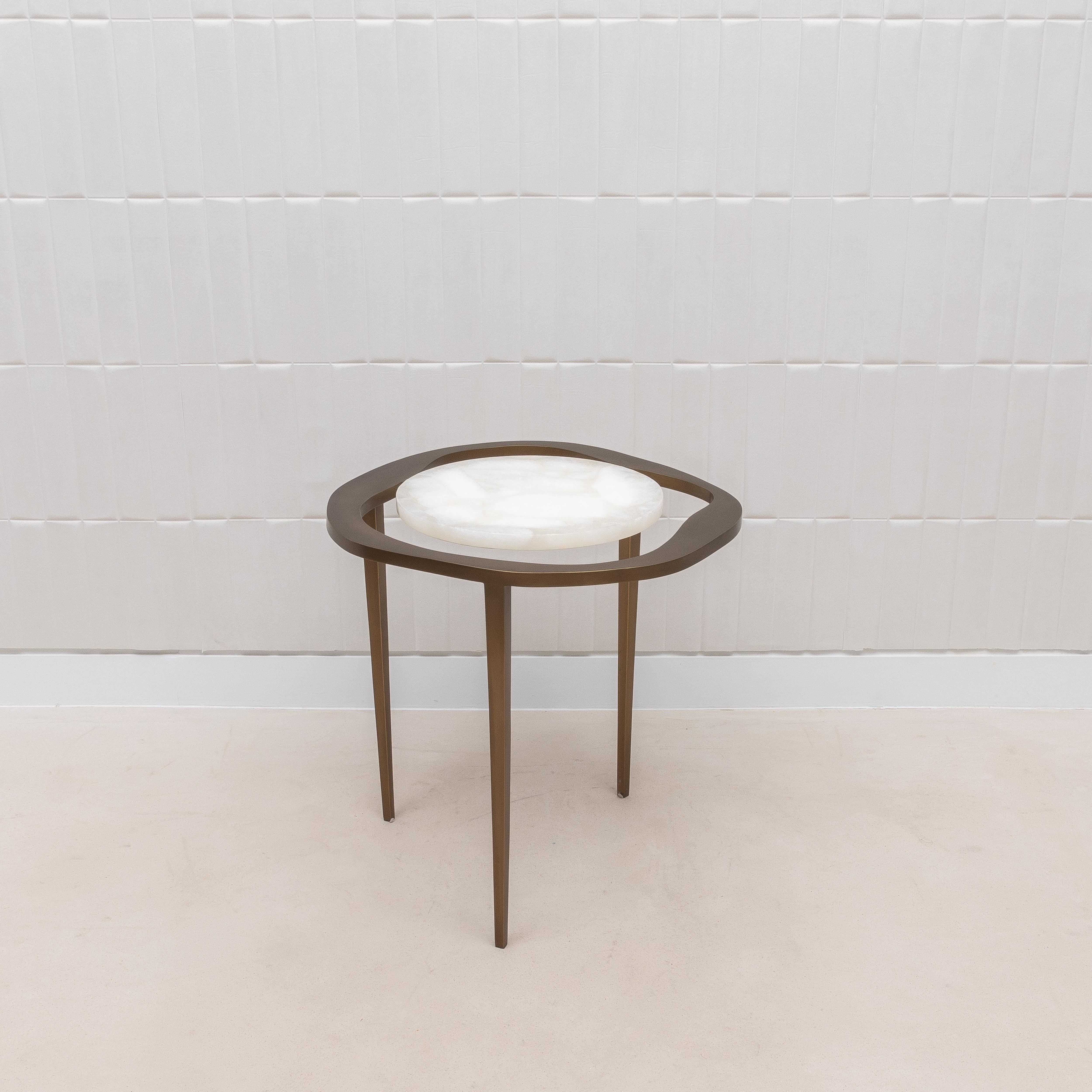 Ensemble de 3 tables gigognes en quartz blanc et laiton patiné par R&Y Augousti en vente 5