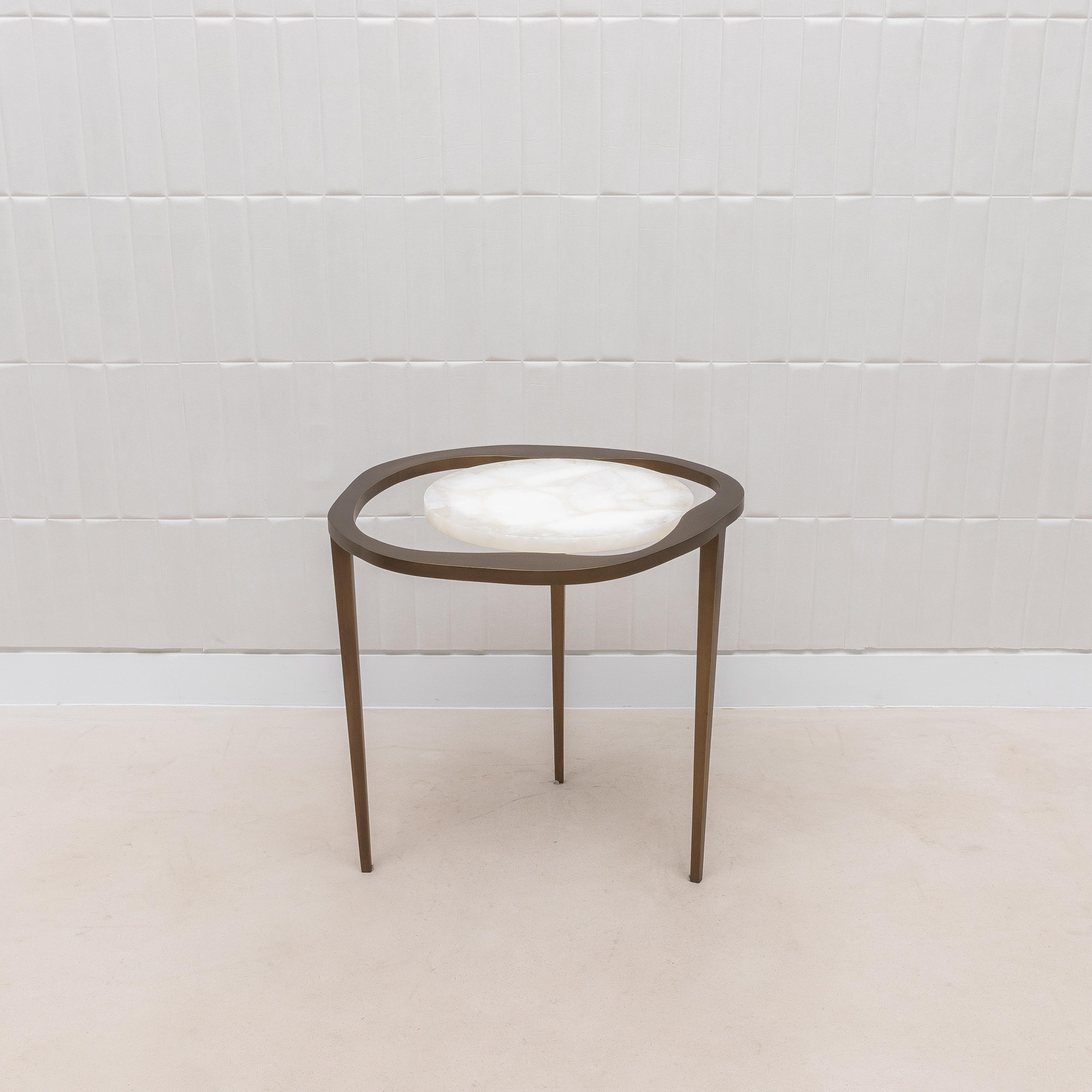 Ensemble de 3 tables gigognes en quartz blanc et laiton patiné par R&Y Augousti en vente 6