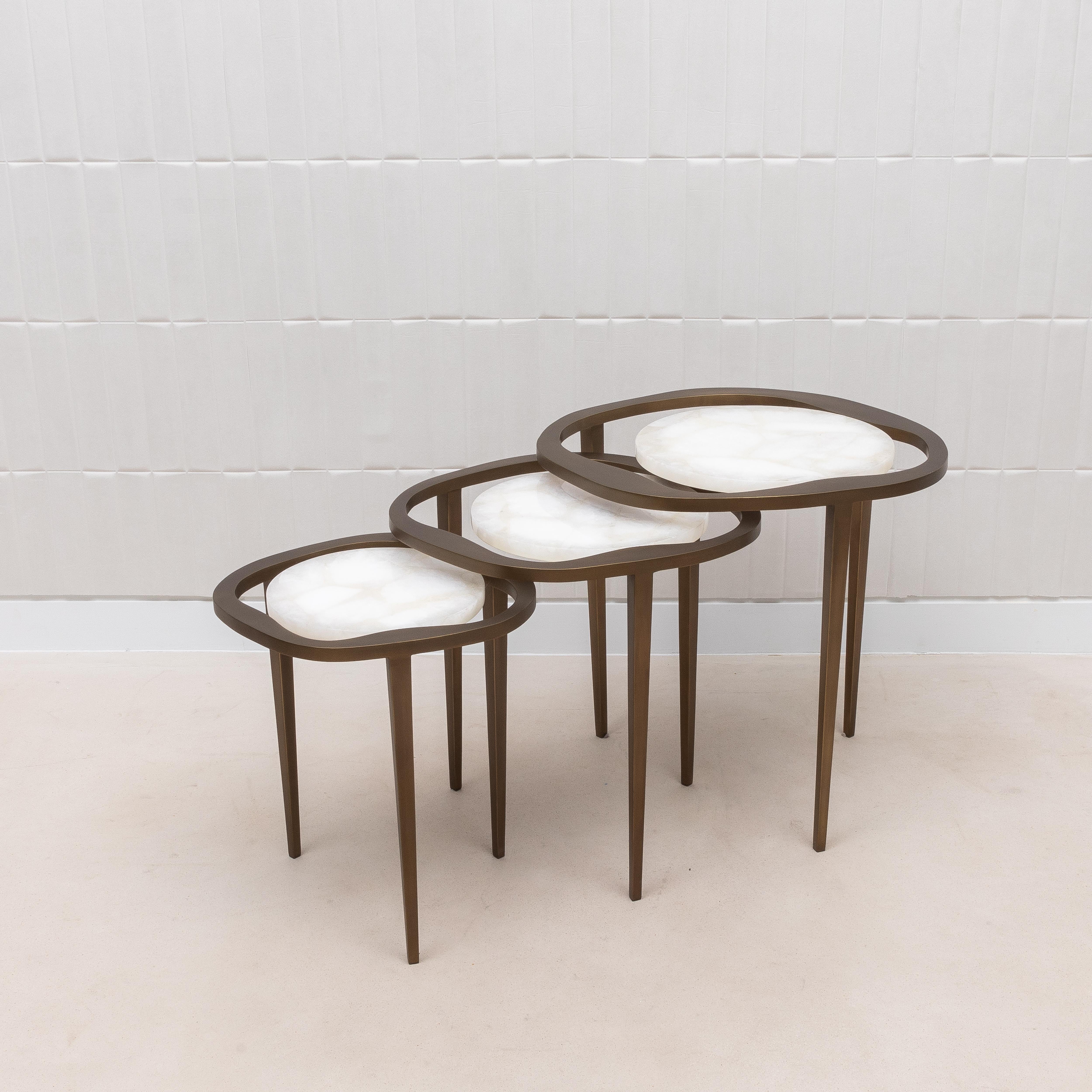Découvrez l'élégance inégalée des tables gigognes Lily de R&Y Augousti, un superbe ensemble de trois qui allie harmonieusement fonctionnalité et art. Fabriquée à partir de quartz blanc exquis, chaque table dégage une luminosité sereine qui est