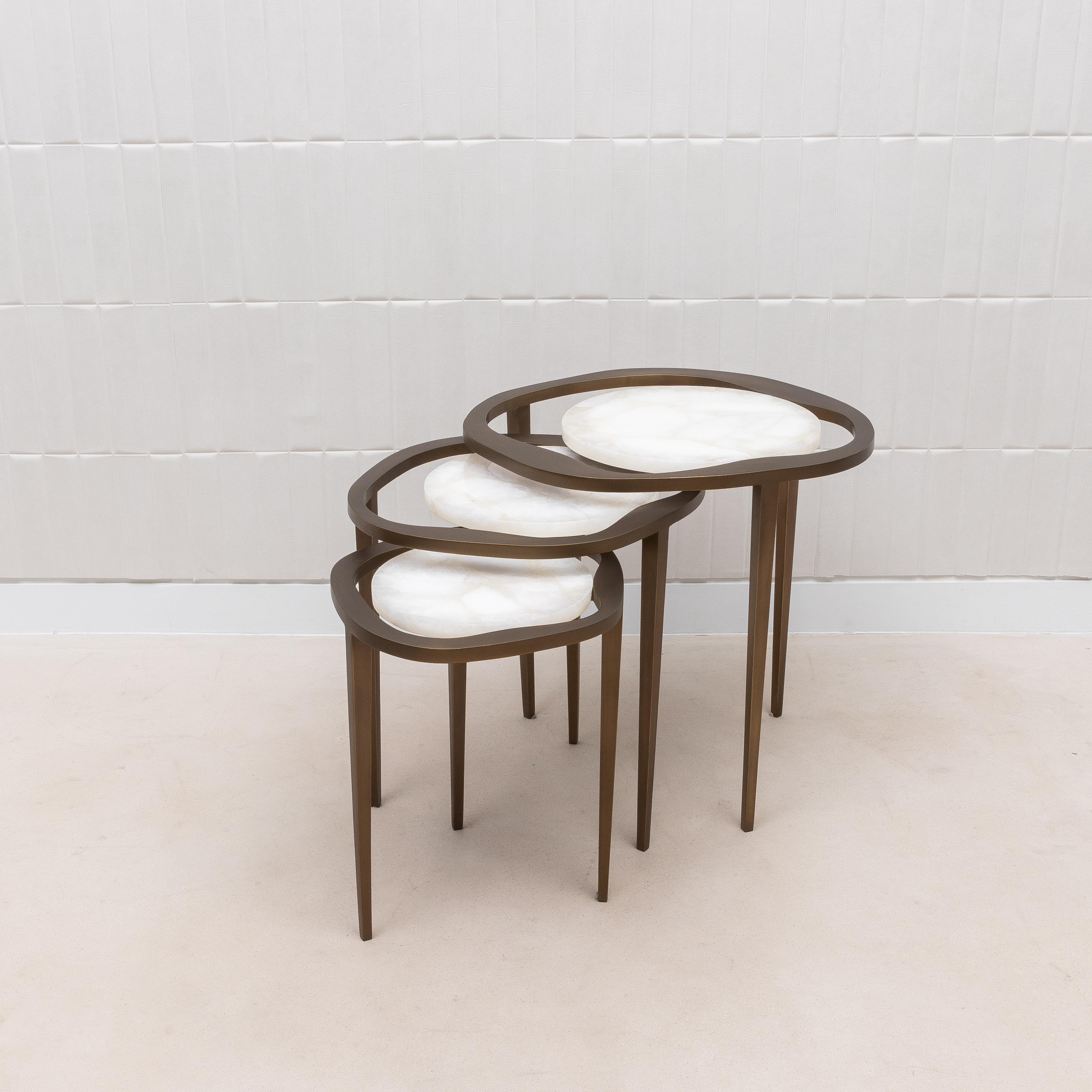 Art déco Ensemble de 3 tables gigognes en quartz blanc et laiton patiné par R&Y Augousti en vente