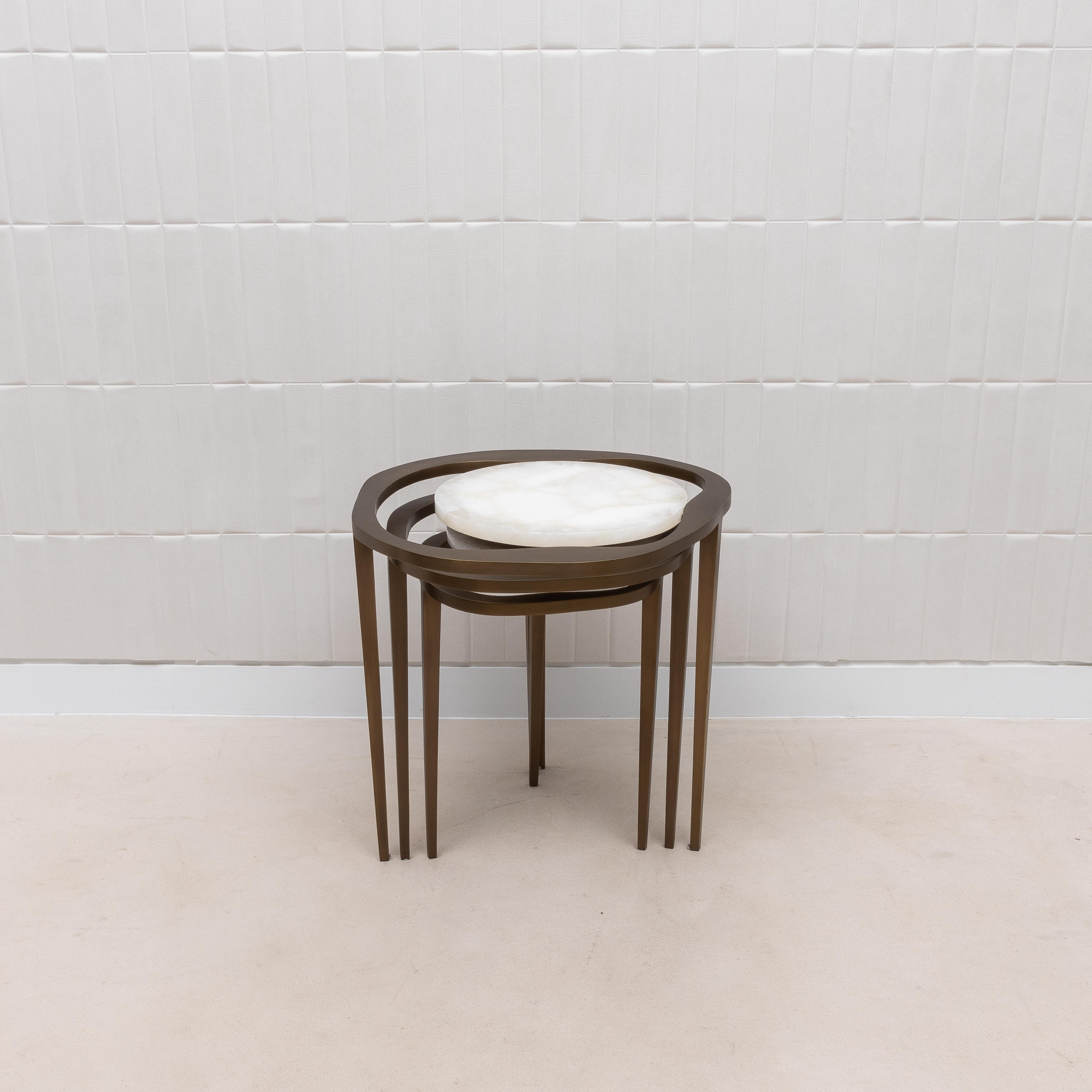 Philippin Ensemble de 3 tables gigognes en quartz blanc et laiton patiné par R&Y Augousti en vente