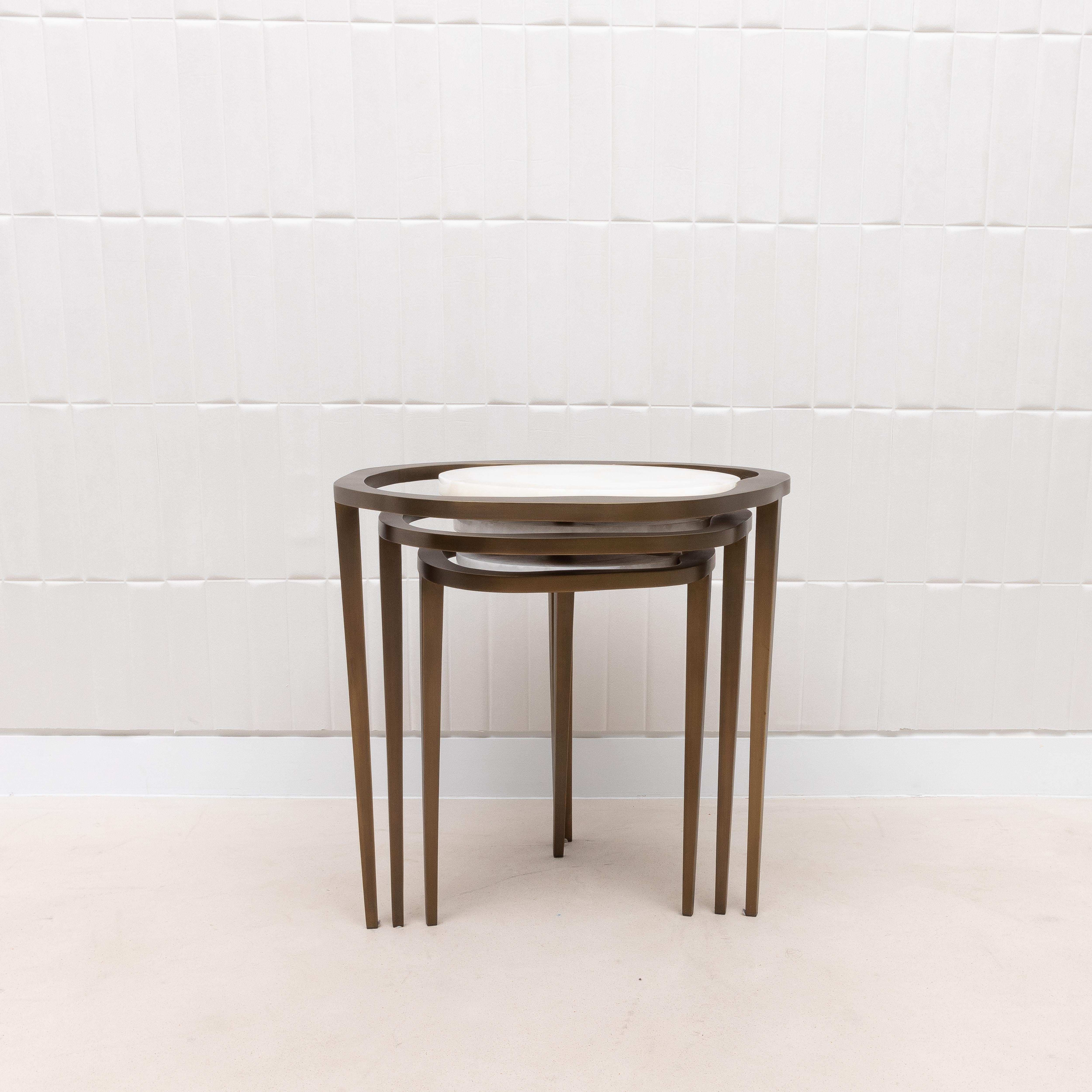 Fait main Ensemble de 3 tables gigognes en quartz blanc et laiton patiné par R&Y Augousti en vente