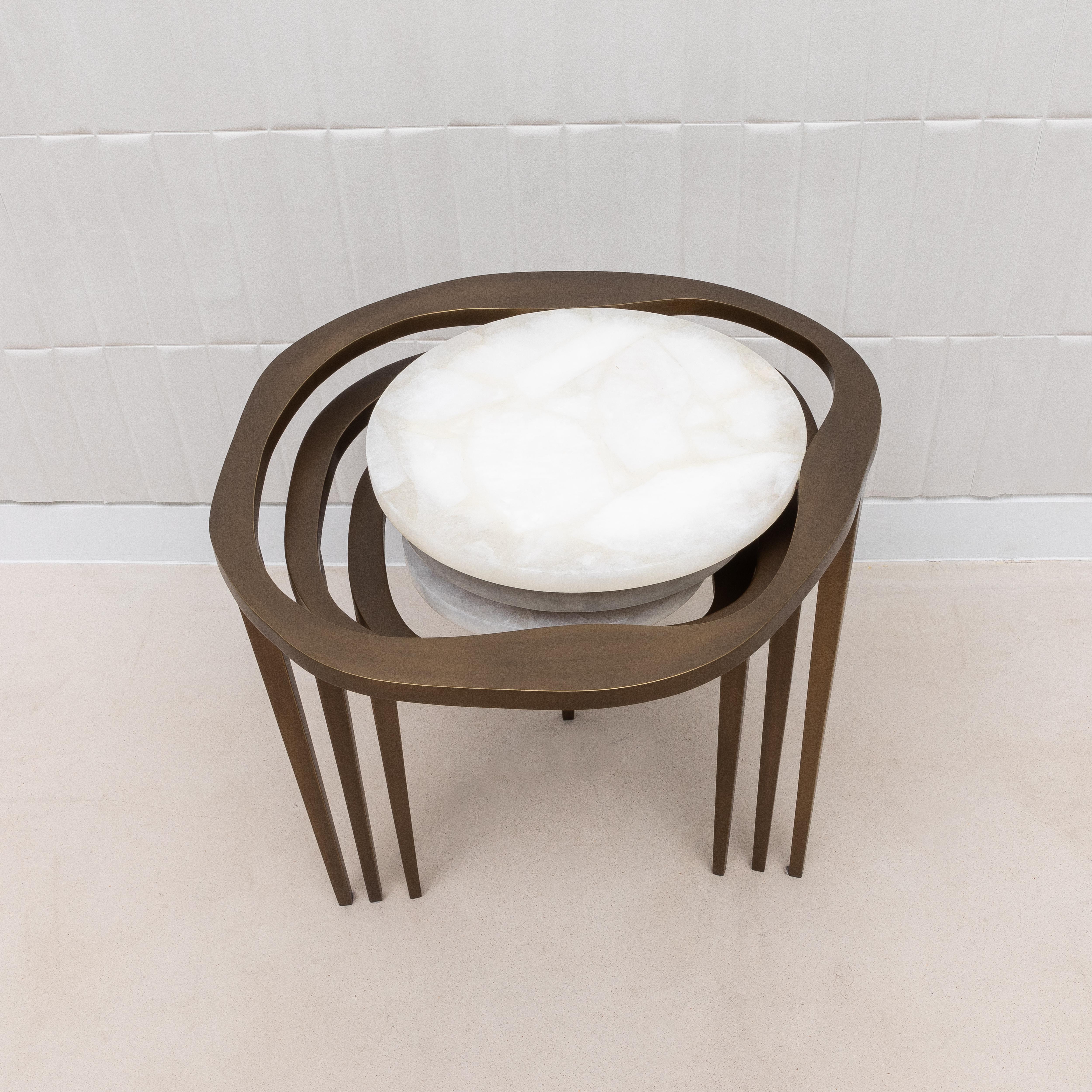 Ensemble de 3 tables gigognes en quartz blanc et laiton patiné par R&Y Augousti Neuf - En vente à West Hollywood, CA