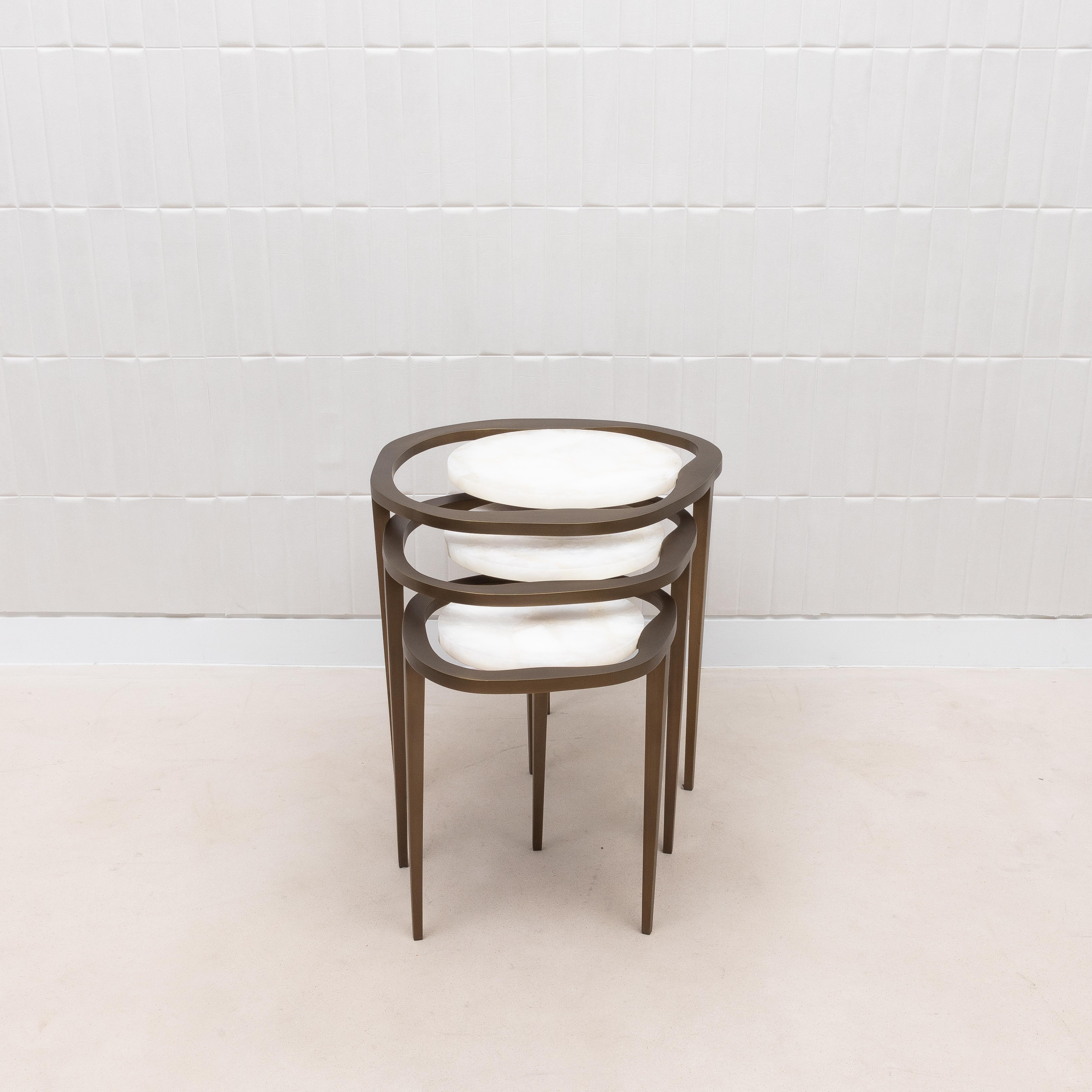 XXIe siècle et contemporain Ensemble de 3 tables gigognes en quartz blanc et laiton patiné par R&Y Augousti en vente