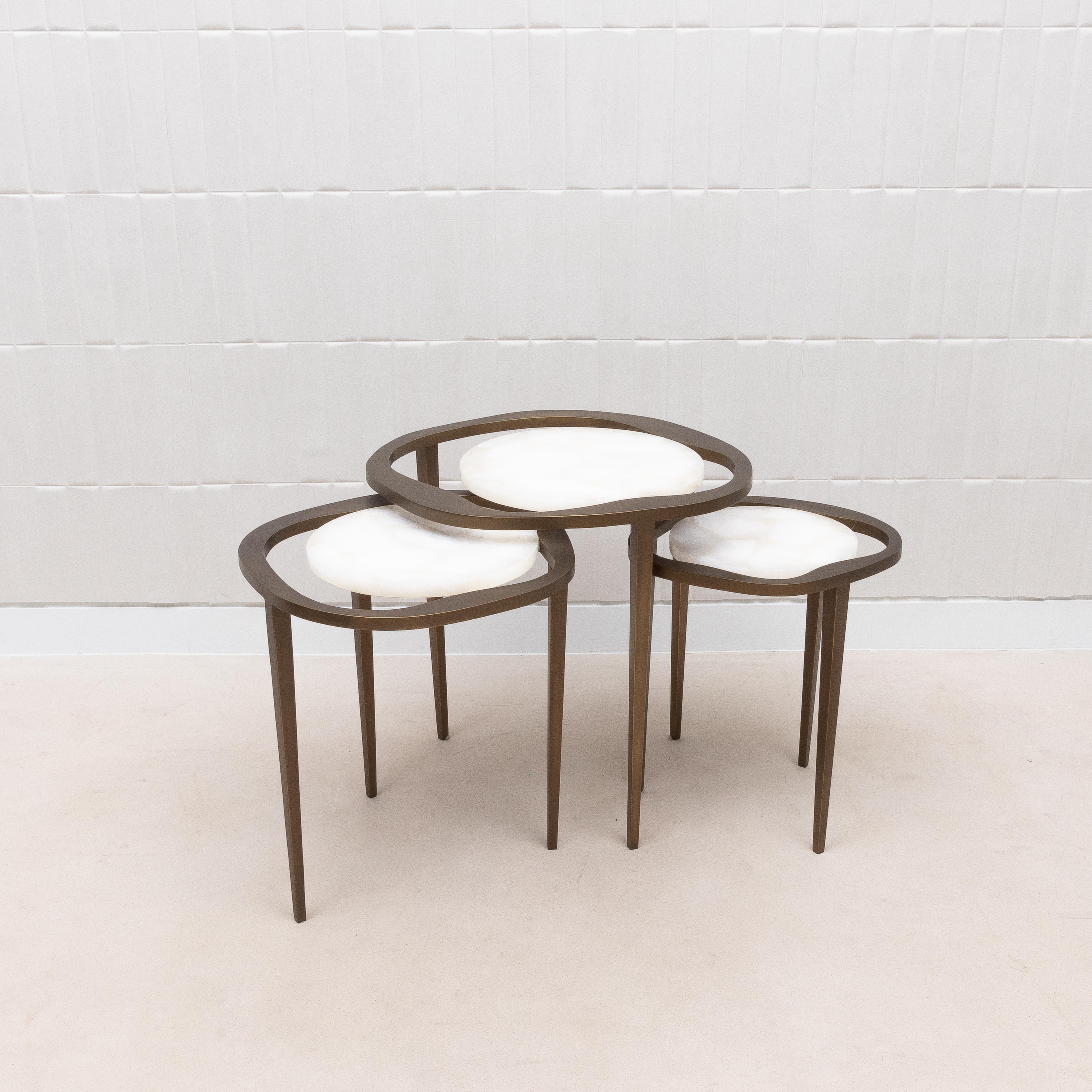 Laiton Ensemble de 3 tables gigognes en quartz blanc et laiton patiné par R&Y Augousti en vente