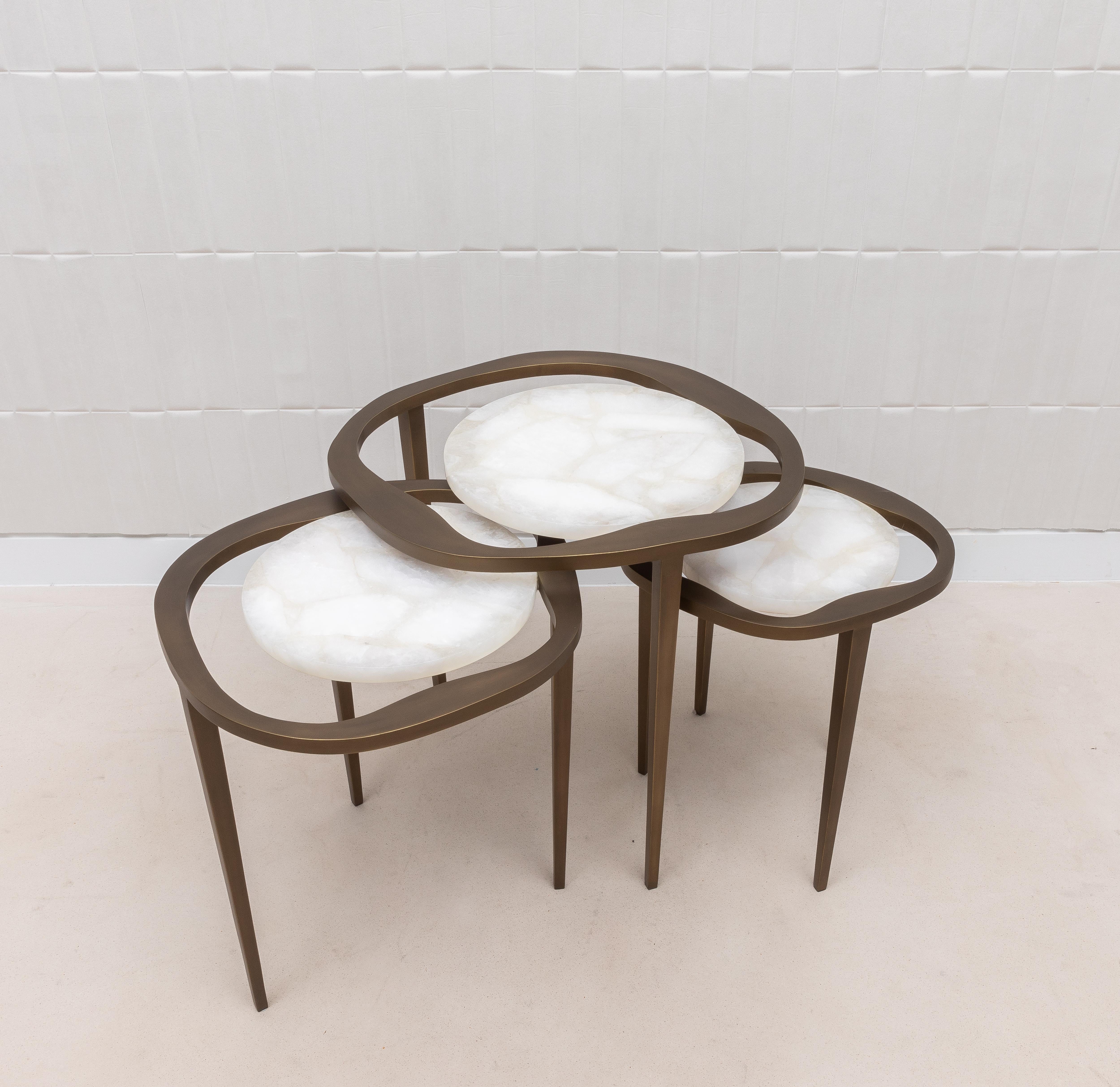 Ensemble de 3 tables gigognes en quartz blanc et laiton patiné par R&Y Augousti en vente 1