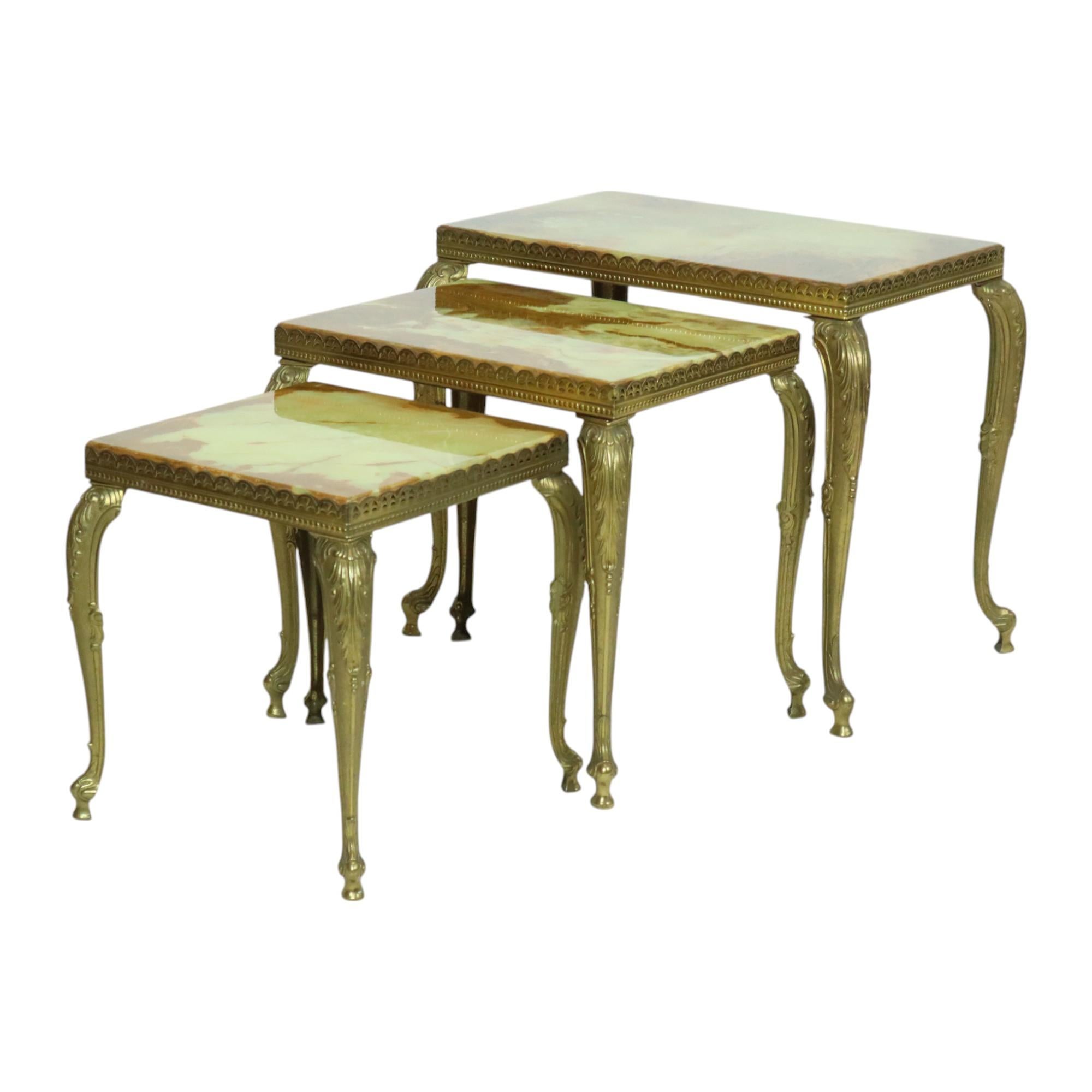 Ensemble de 3 tables gigognes du milieu du siècle avec plateau en marbre onyx et structure en métal cuivré, années 1950, France.

Bel ensemble, cadre en cuivre doré entièrement de style Louis Quinze, pieds gracieux décorés d'acanthes, marbre onyx