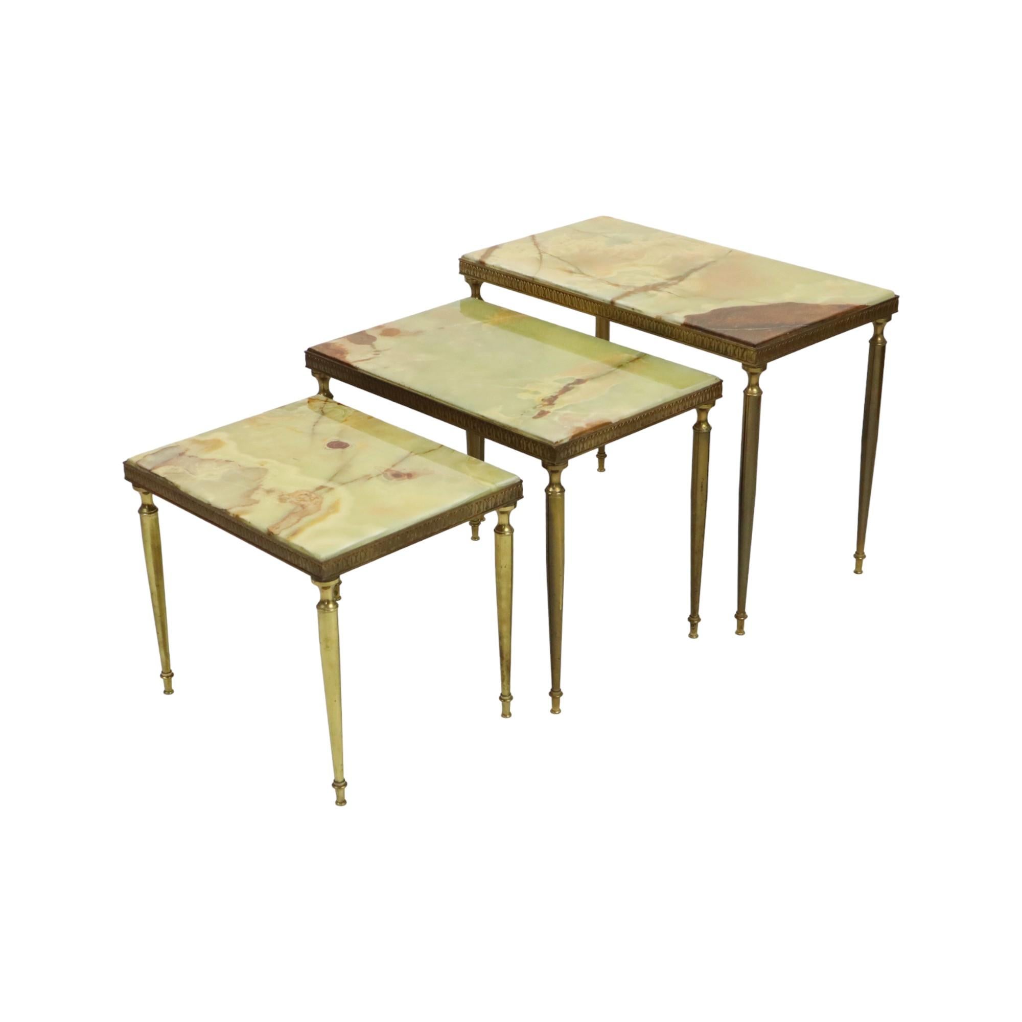 Mid Century set of 3 nesting tables with onyx marble top and copper-plated metal frame, in the style of Maison Jansen, 1950s, France.

Beautiful set, yellow copper frame completely in classic Louis Quinze style, graceful tapered legs, thick and