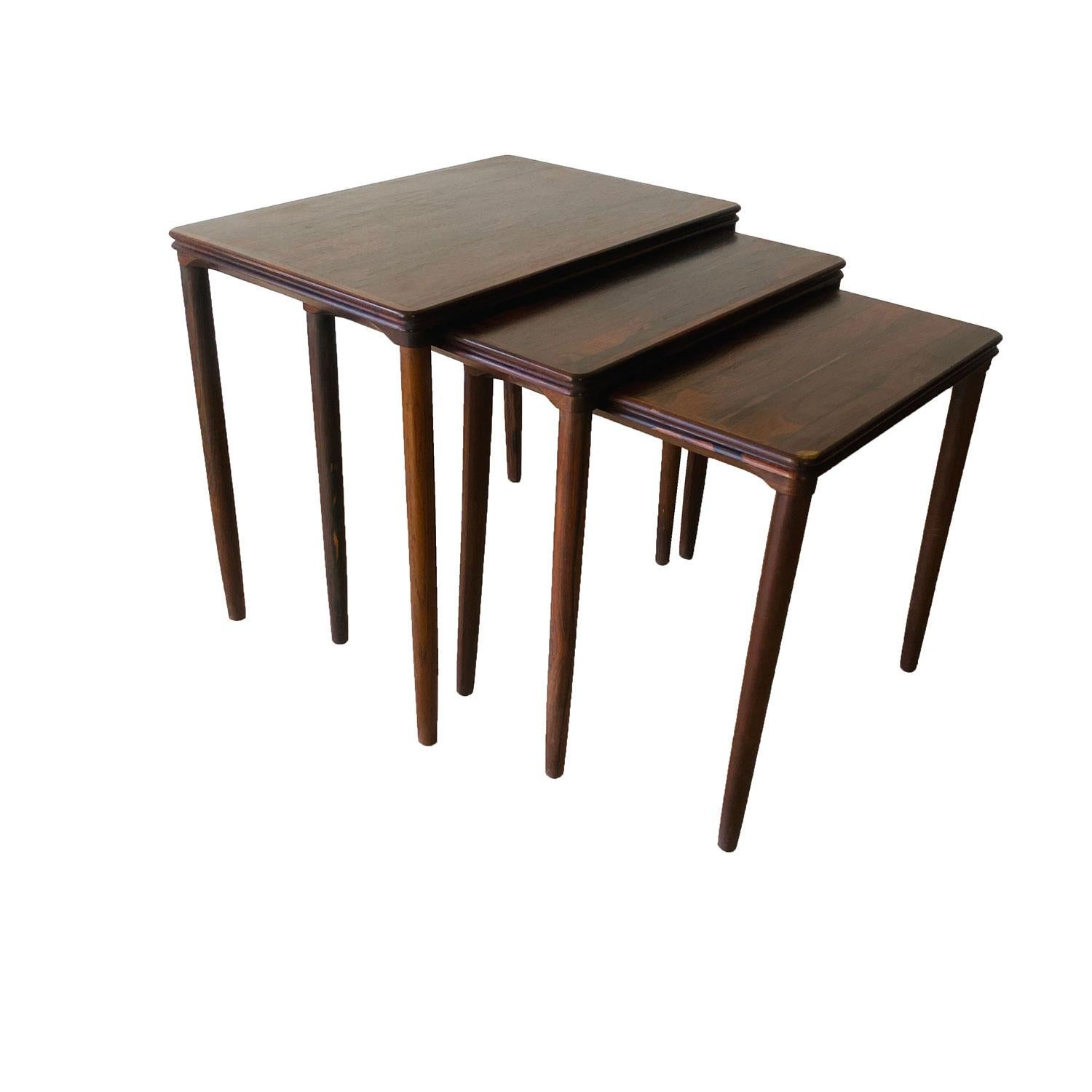 Set of 3 nesting tables in perfect condition, presence of the publisher's label 
Randers Mobelfabrik  Denmark
can be used separately