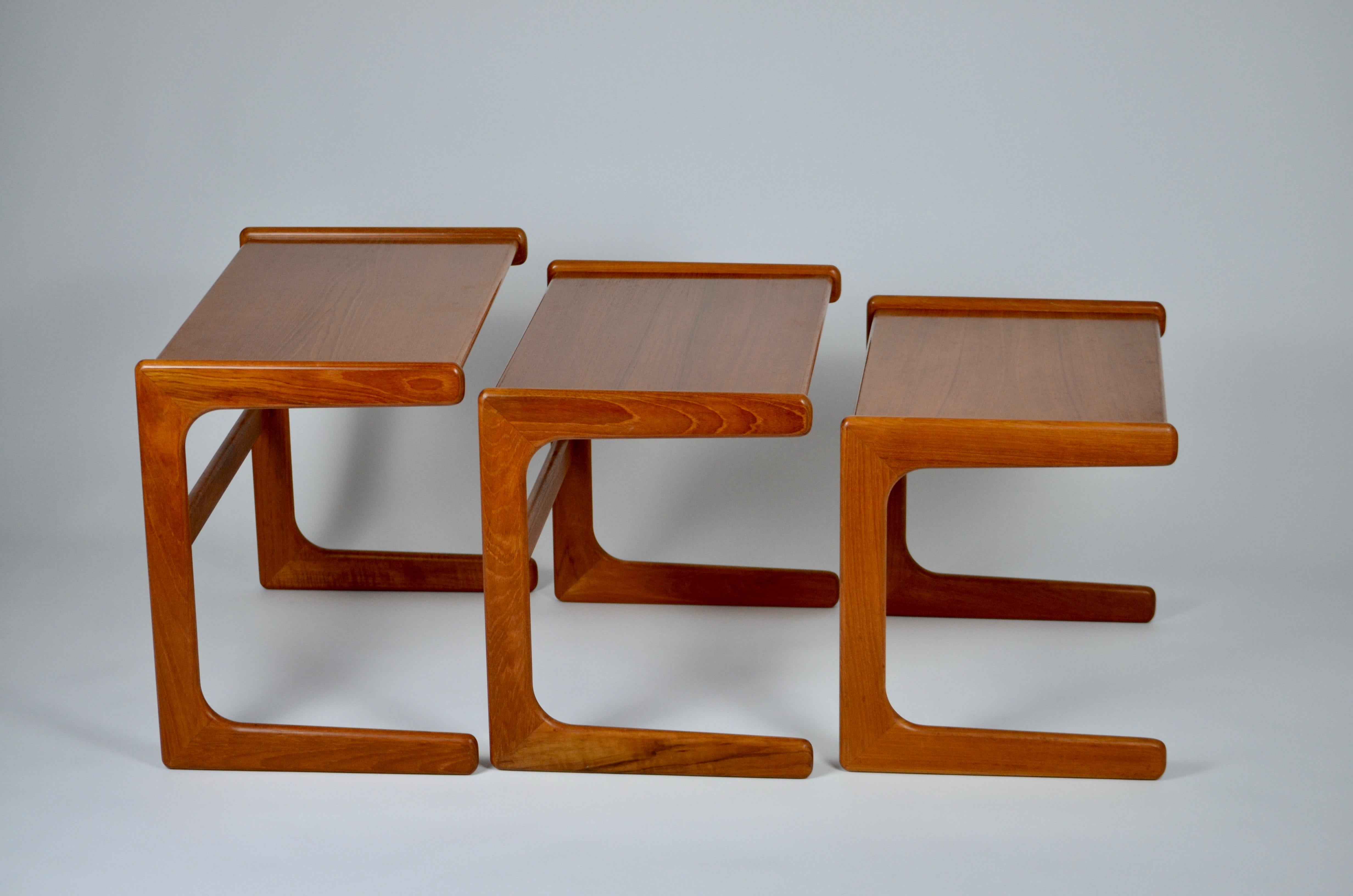 Set of 3 Danish teak nesting tables by Salin Nyborg, 1960s.

Danish design.
The piece has an attribution mark under the smallest table (partly erased):
Made in Danemark, Salin 5800 Nyborg.

Height : 49.5, 45 and 42 cm
Lenght : 61, 56 and 52