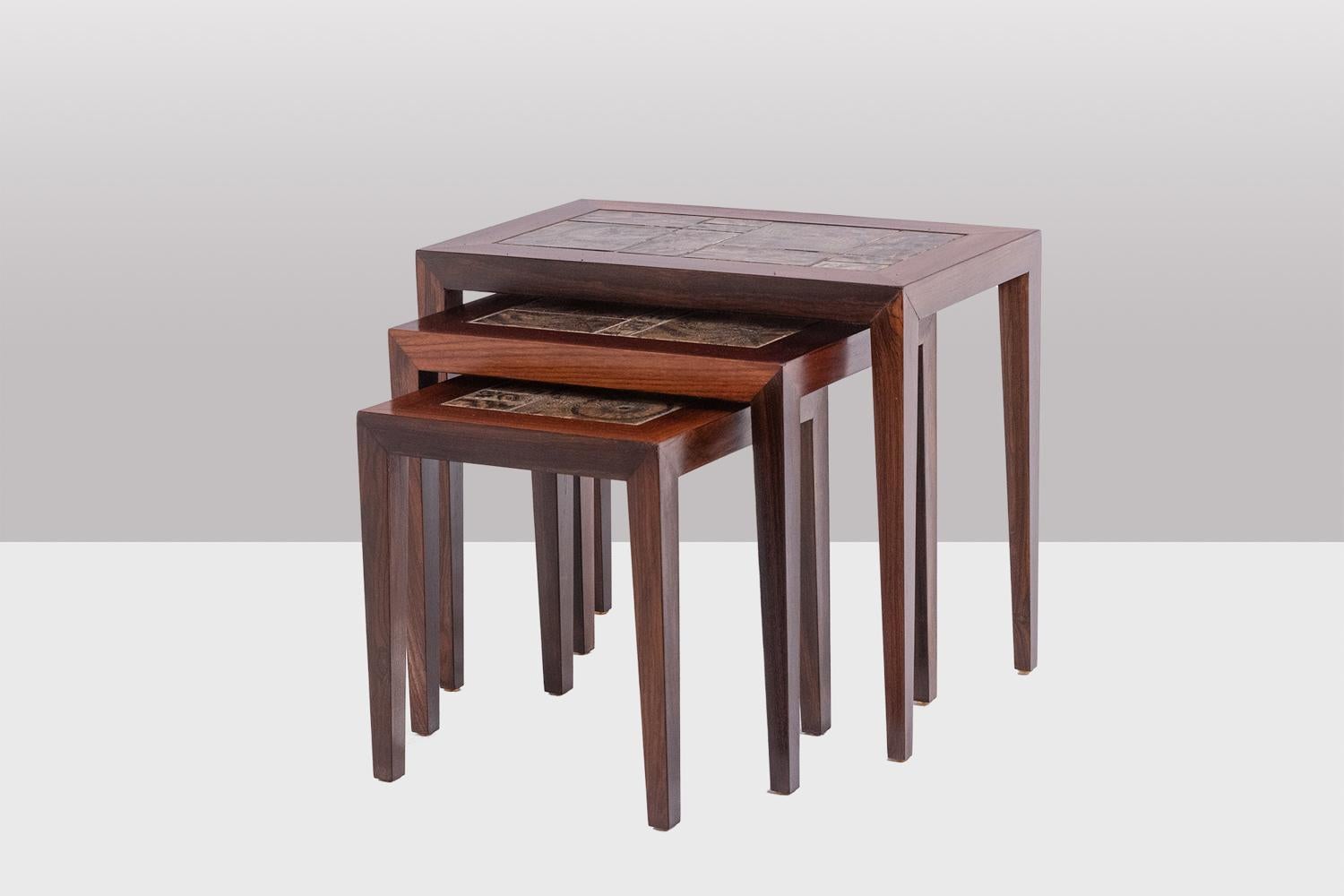 Royal Copenhagen Denmark, stamped.

Set of 3 rectangular “nesting” tables, with its Baca pattern ceramic top and its rosewood base.

Danish work realized in the 1970s.

Dimensions:

Large: H 50.5 x L 58 x D 35.5 cm
Medium: H 45 x L 46.5 x D 35