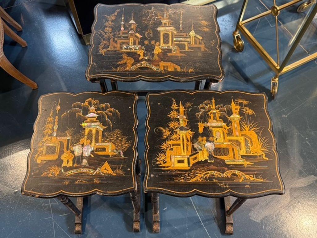 English Set of 3 Nesting Tables with Chinoiserie Design For Sale