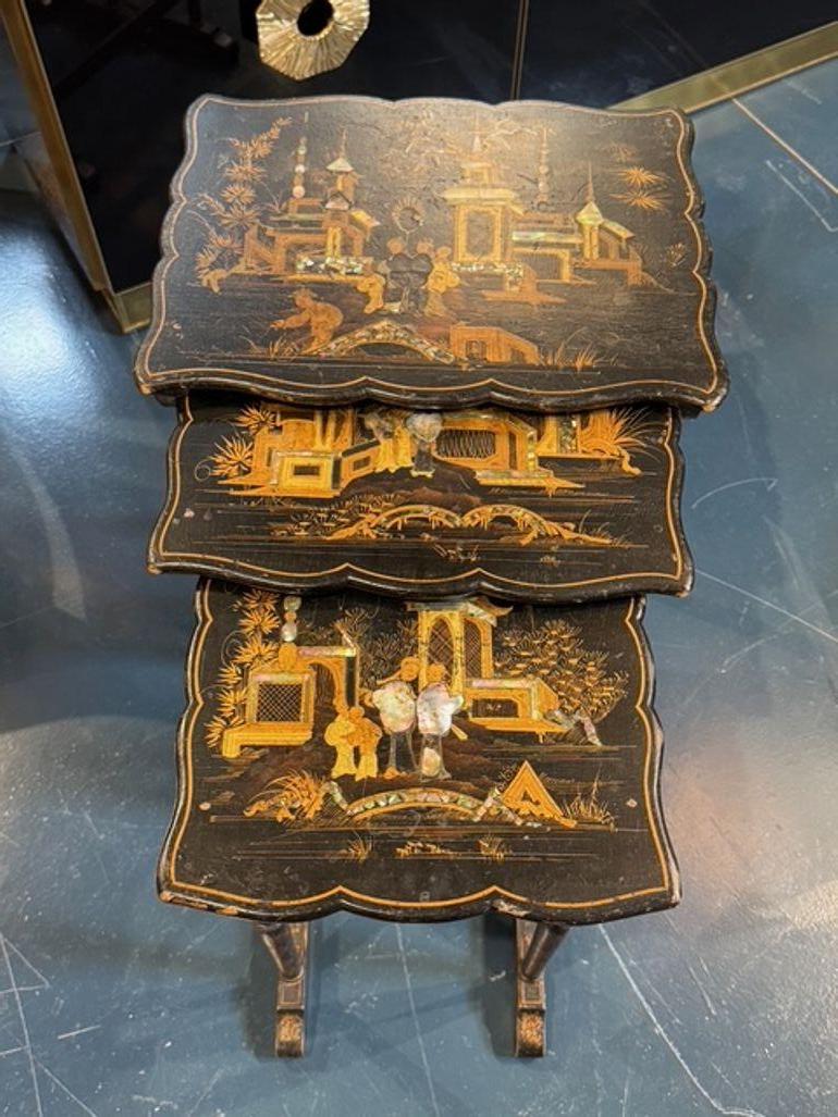 Set of 3 Nesting Tables with Chinoiserie Design In Good Condition For Sale In Dallas, TX