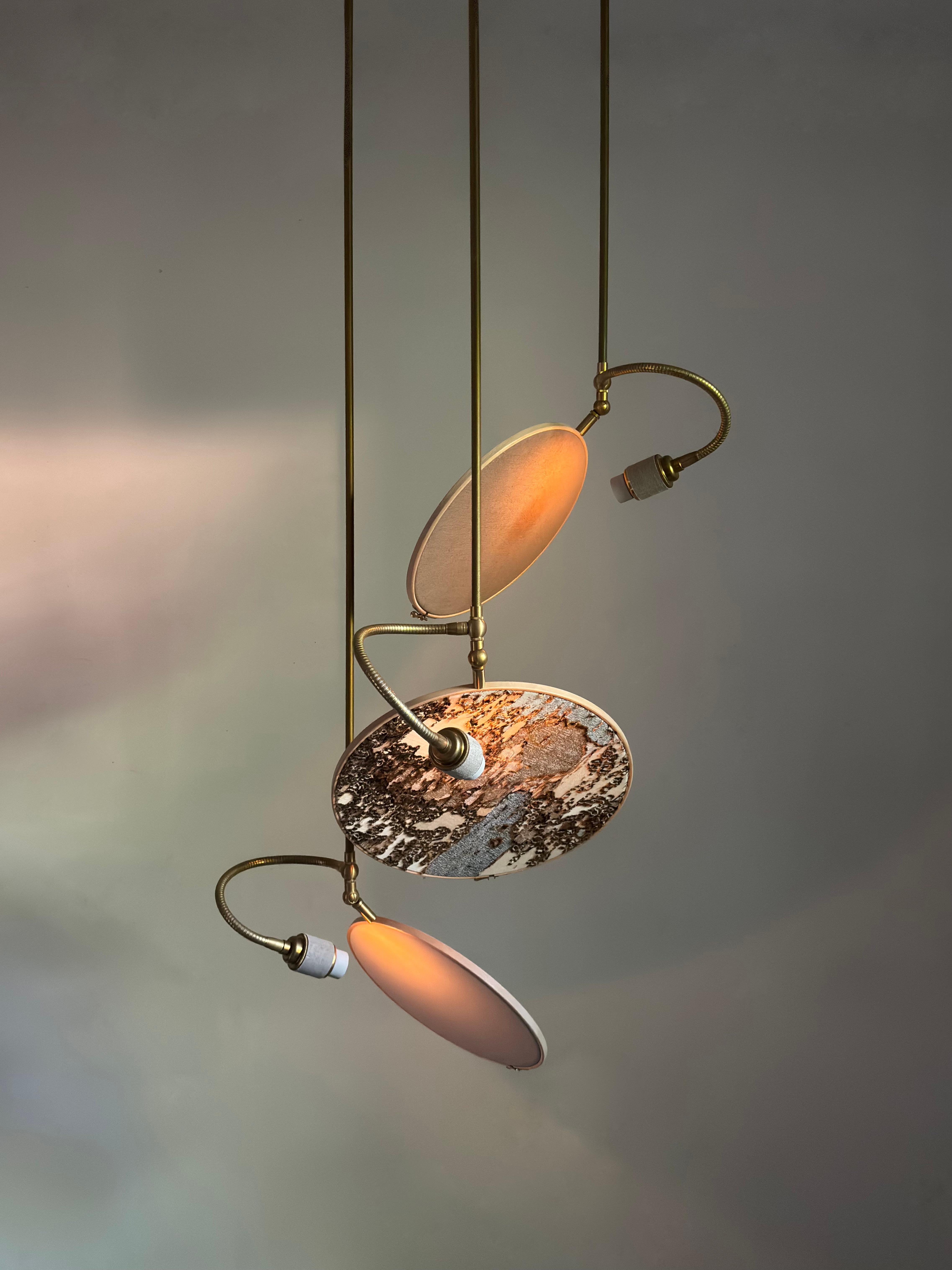 XXI secolo e contemporaneo Set di 3 lampade a sospensione in lino ricamato No. 35 Marble di Sander Bottinga in vendita