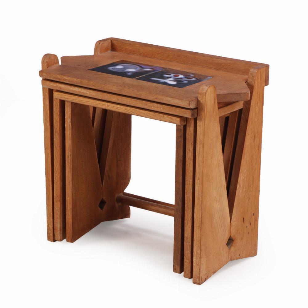Fabriquée en chêne massif avec des pieds sculpturaux et une menuiserie caractéristique, chaque table présente un plateau en carreaux de céramique colorés, typique de l'approche ludique et pourtant bien ancrée du duo en matière de matériaux et de