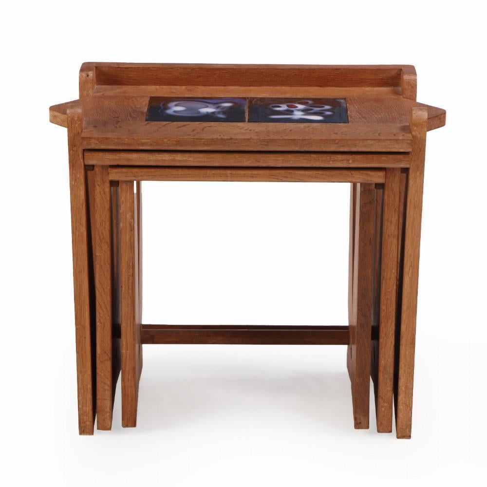 Mid-Century Modern Ensemble de 3 tables gigognes en chêne et carreaux de céramique par Guillerme et Chambron, France. en vente