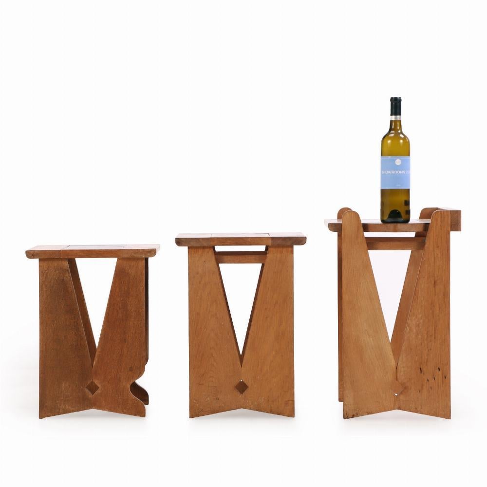 Ensemble de 3 tables gigognes en chêne et carreaux de céramique par Guillerme et Chambron, France. Bon état - En vente à Philadelphia, PA