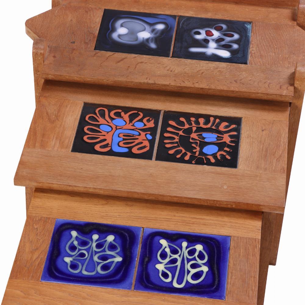 20ième siècle Ensemble de 3 tables gigognes en chêne et carreaux de céramique par Guillerme et Chambron, France. en vente
