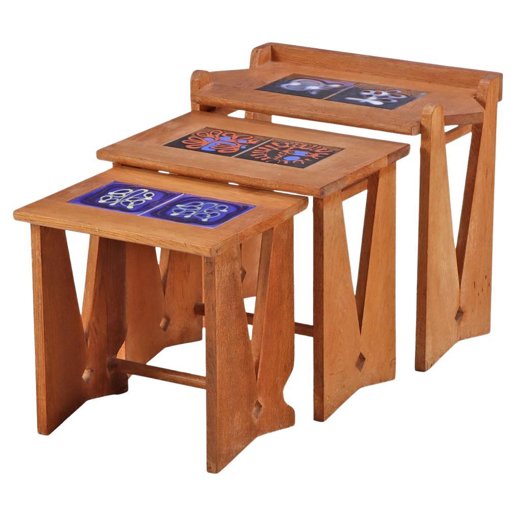 Ensemble de 3 tables gigognes en chêne et carreaux de céramique par Guillerme et Chambron, France. en vente