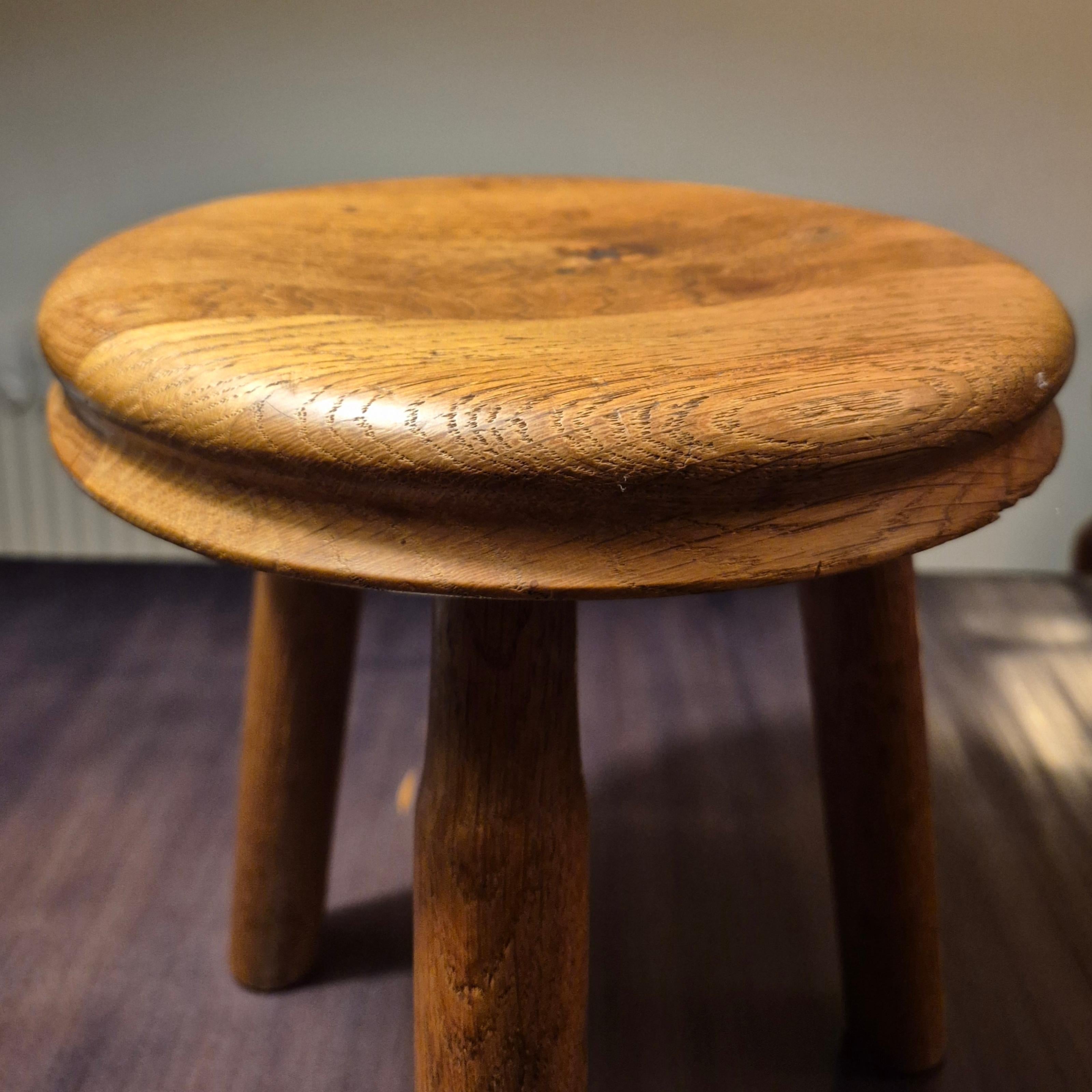 Juego de 3 taburetes de roble estilo Charlotte Perriand, Francia Años 60 en venta 6