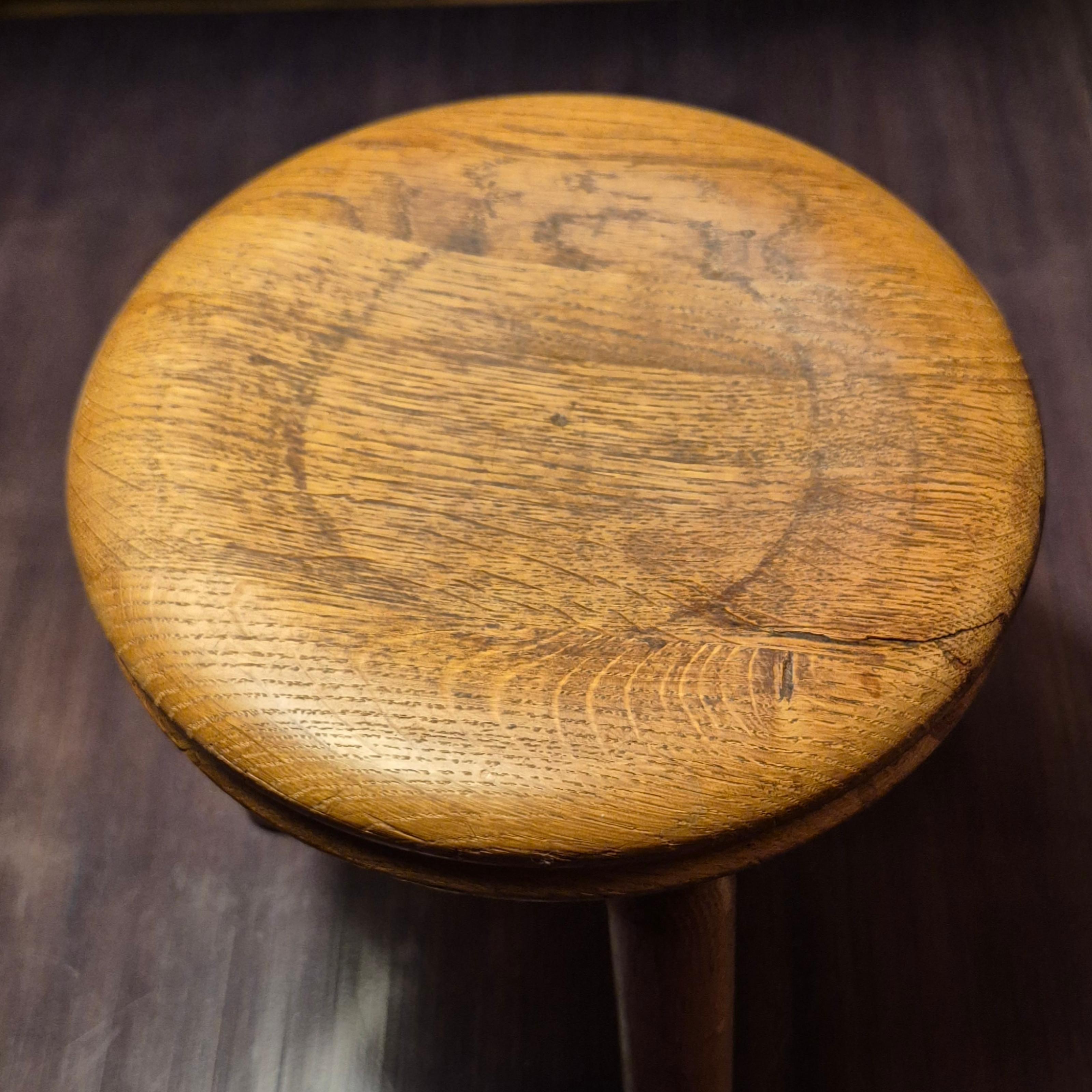 Juego de 3 taburetes de roble estilo Charlotte Perriand, Francia Años 60 en venta 7