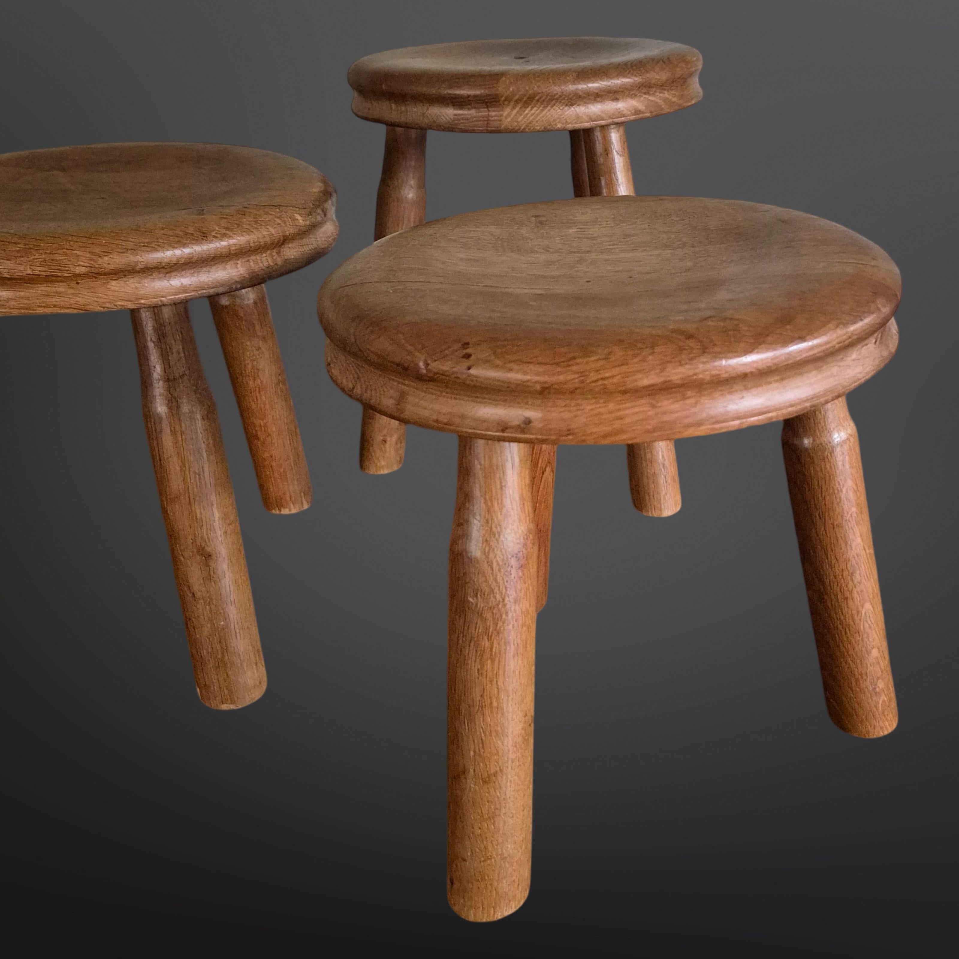 Juego de 3 taburetes de roble estilo Charlotte Perriand, Francia Años 60 Rústico en venta