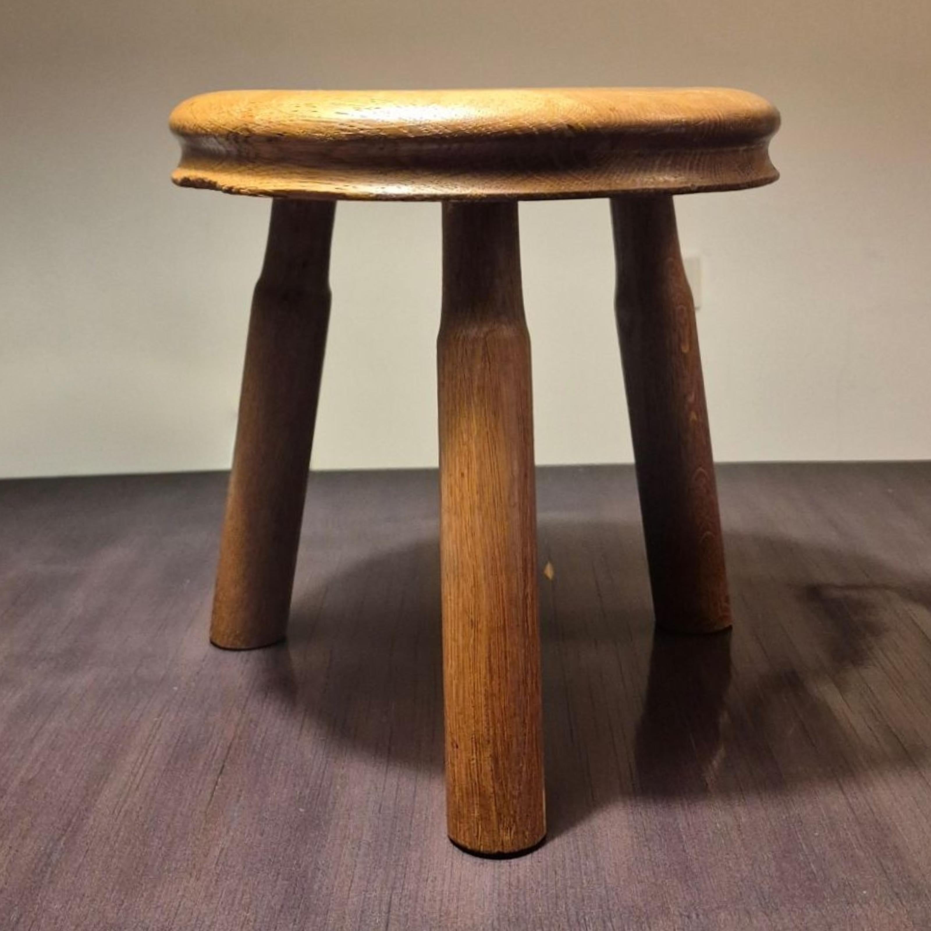 Juego de 3 taburetes de roble estilo Charlotte Perriand, Francia Años 60 en Bastante bueno estado para la venta en ECHT, NL