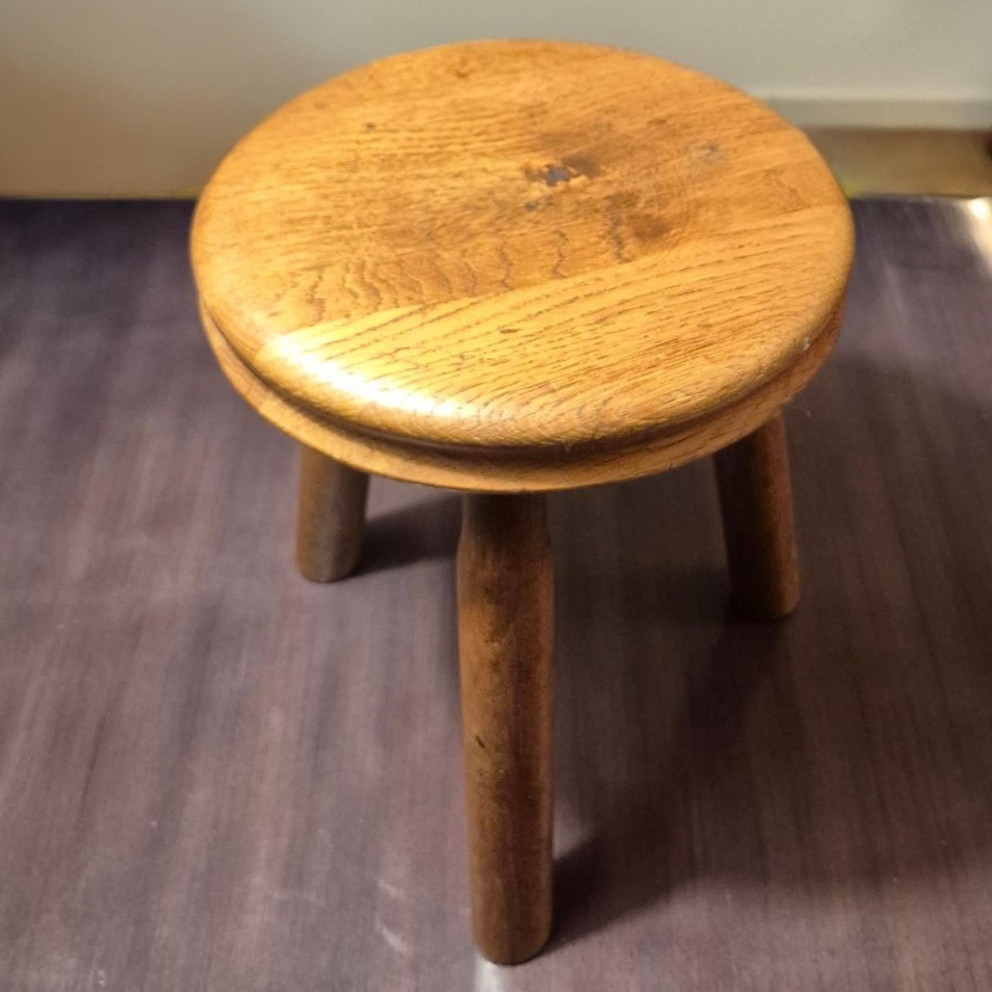 Juego de 3 taburetes de roble estilo Charlotte Perriand, Francia Años 60 siglo XX en venta
