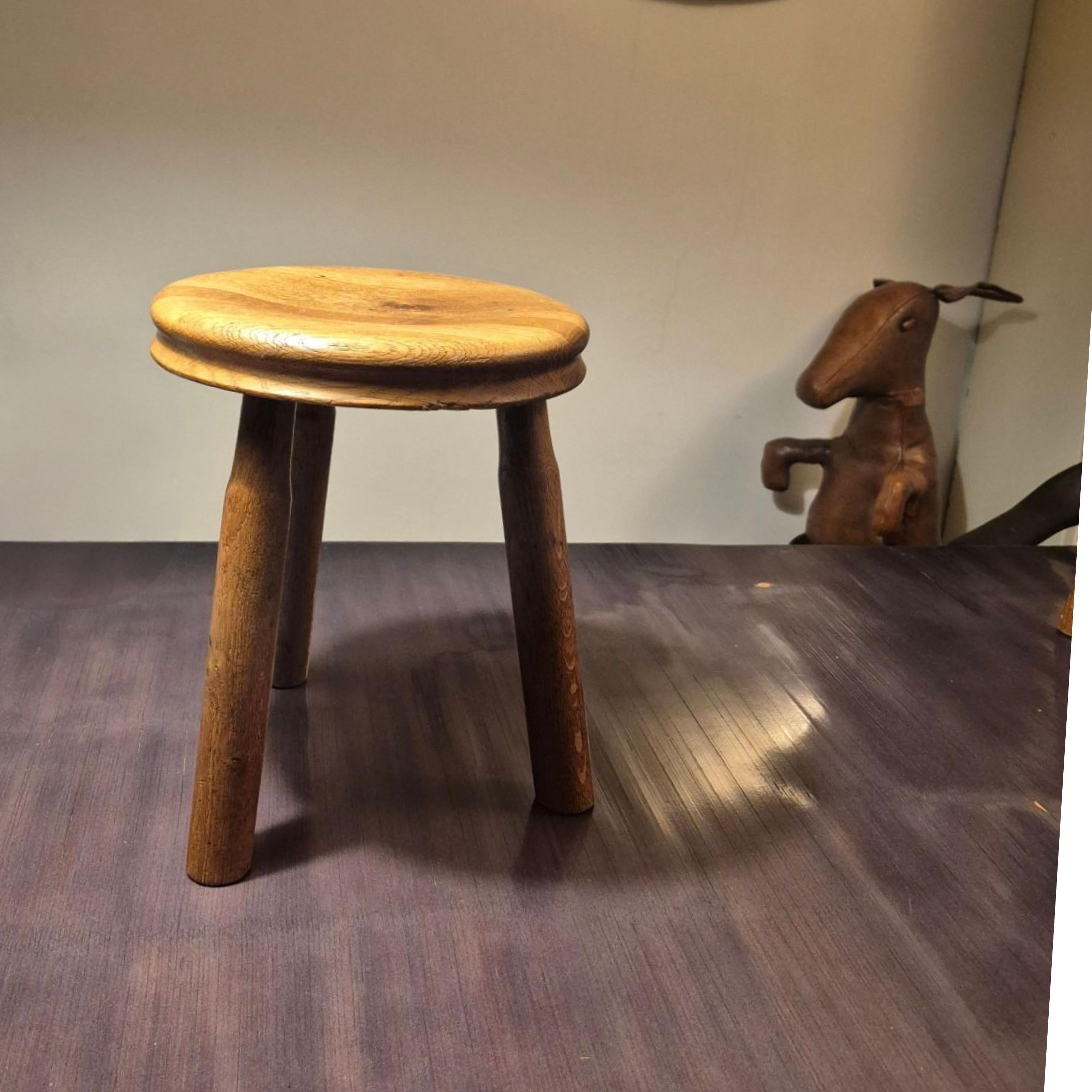 Juego de 3 taburetes de roble estilo Charlotte Perriand, Francia Años 60 en venta 1