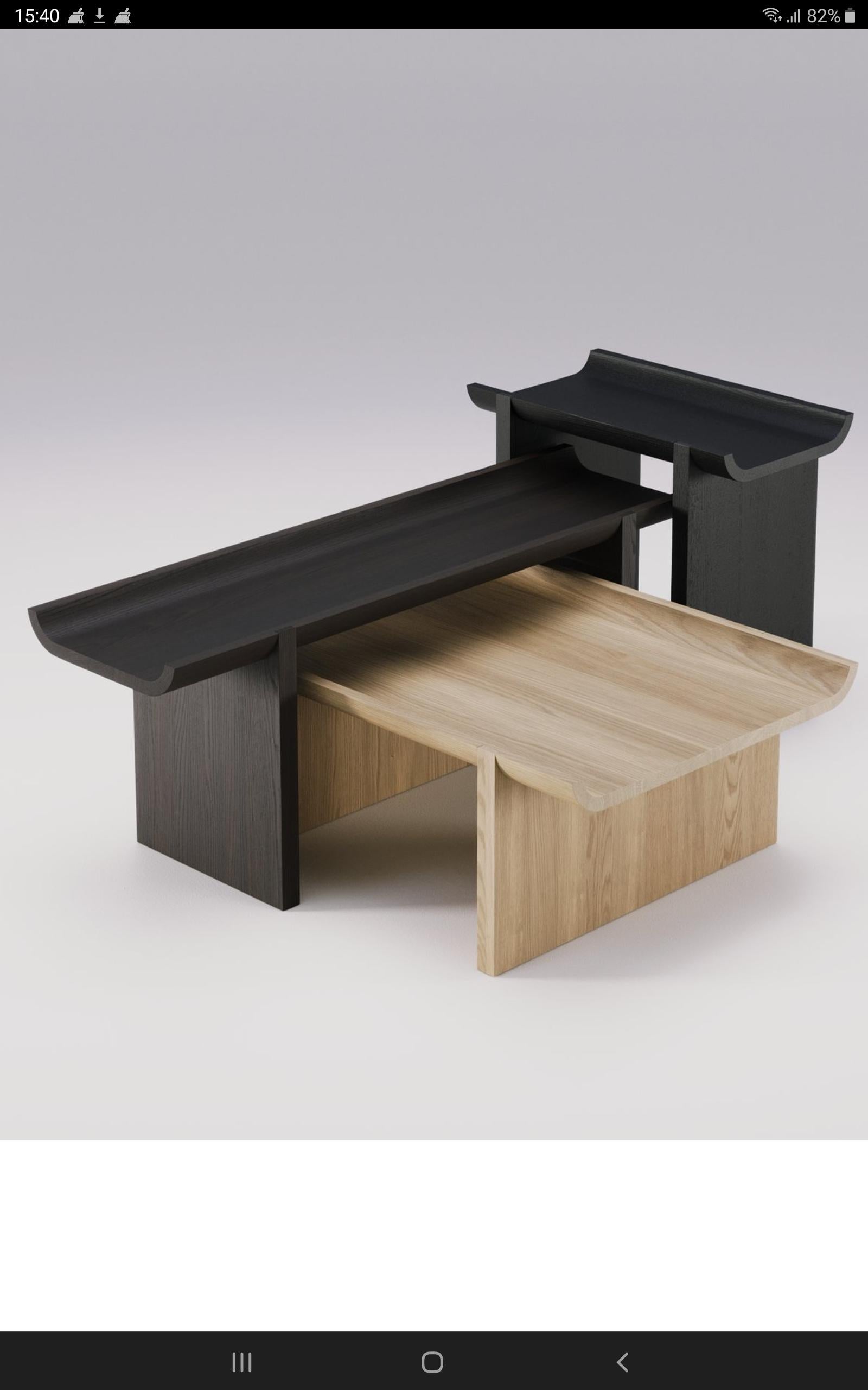 Cet ensemble de 3 tables s'inspire de l'architecture des fontaines brutalistes et des rigoles en pierre pour la distribution de l'eau, en chêne massif dans 4 couleurs différentes. CHÊNE NATUREL, CHÊNE FUMÉ PORE OUVERT, CHÊNE NOIR SANDBLASTED et