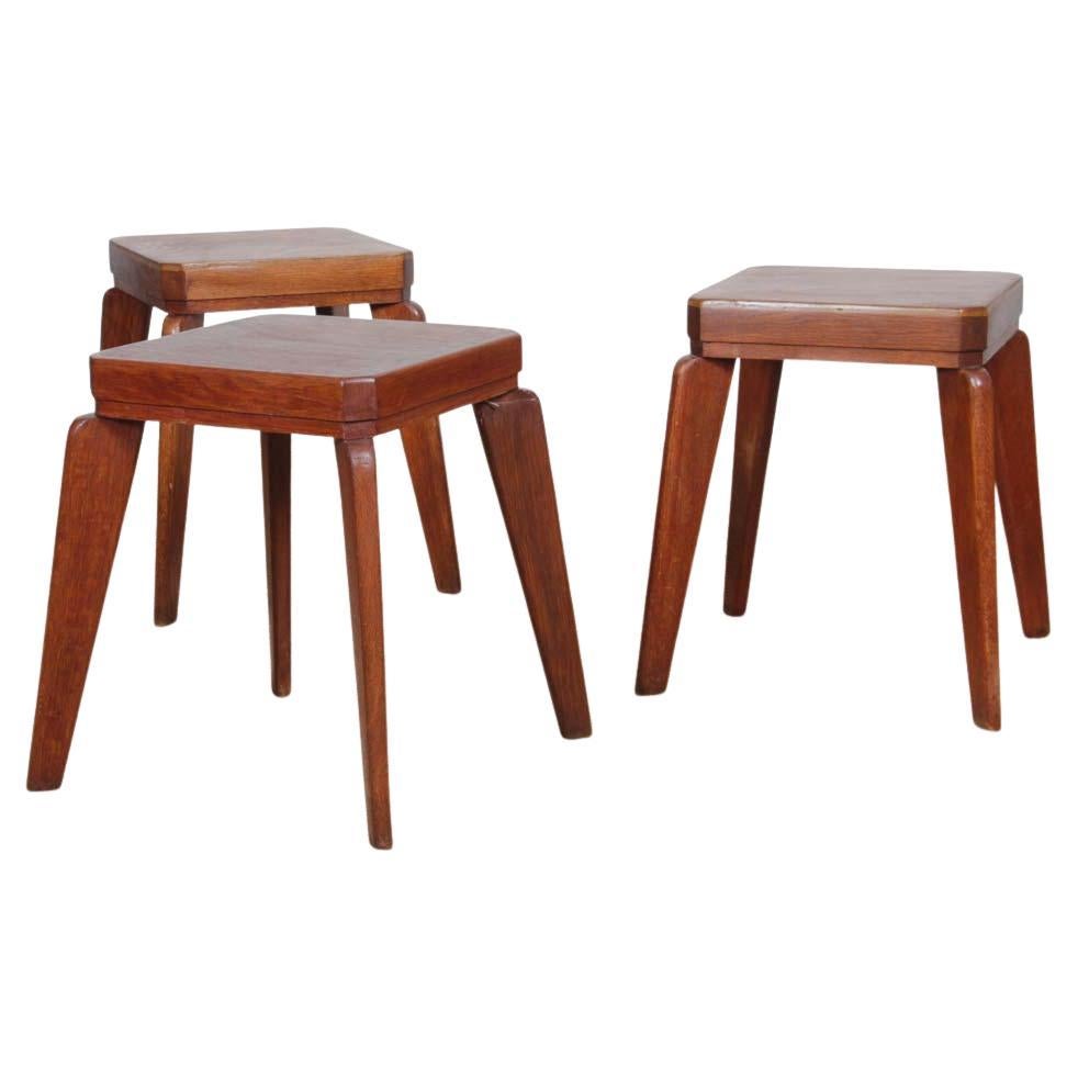 Conjunto de 3 taburetes de roble de los años 50 en venta