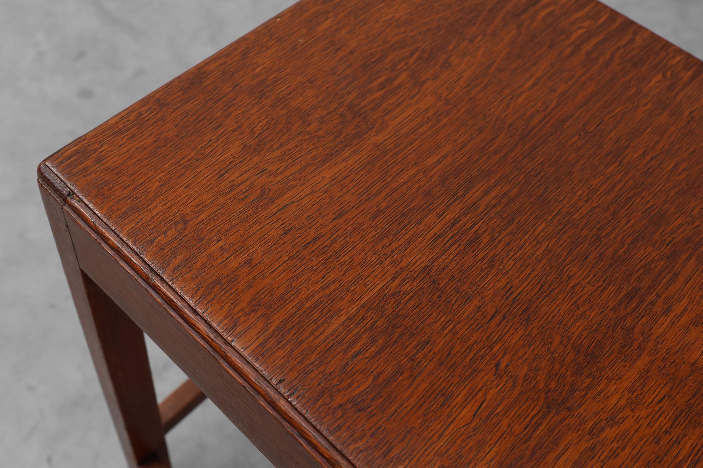 Set di 3 tavoli impilabili in legno di quercia in stile Art Déco, Francia, 1925 ca. 1925 in vendita 4