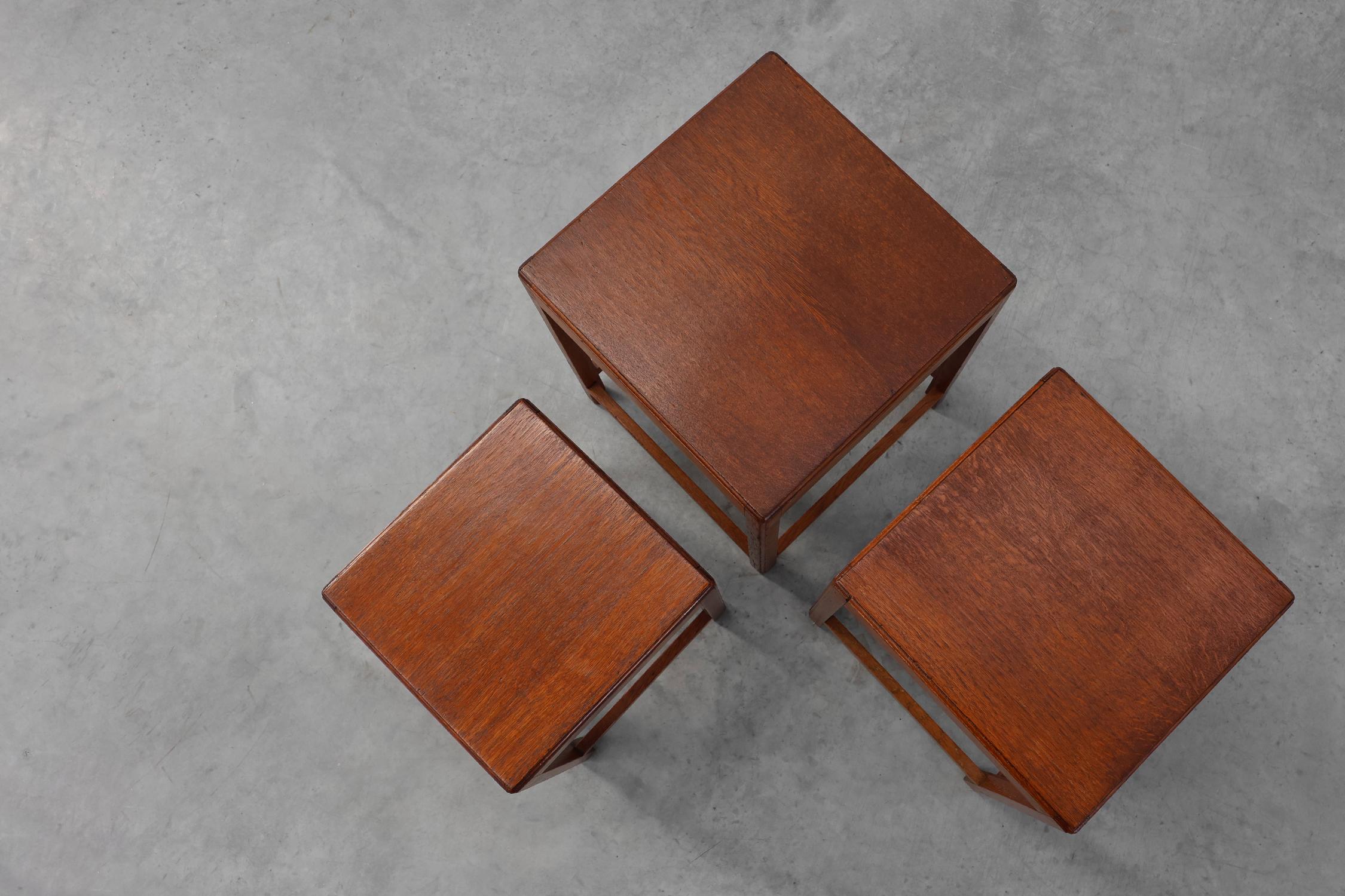 Set di 3 tavoli impilabili in legno di quercia in stile Art Déco, Francia, 1925 ca. 1925 in vendita 5
