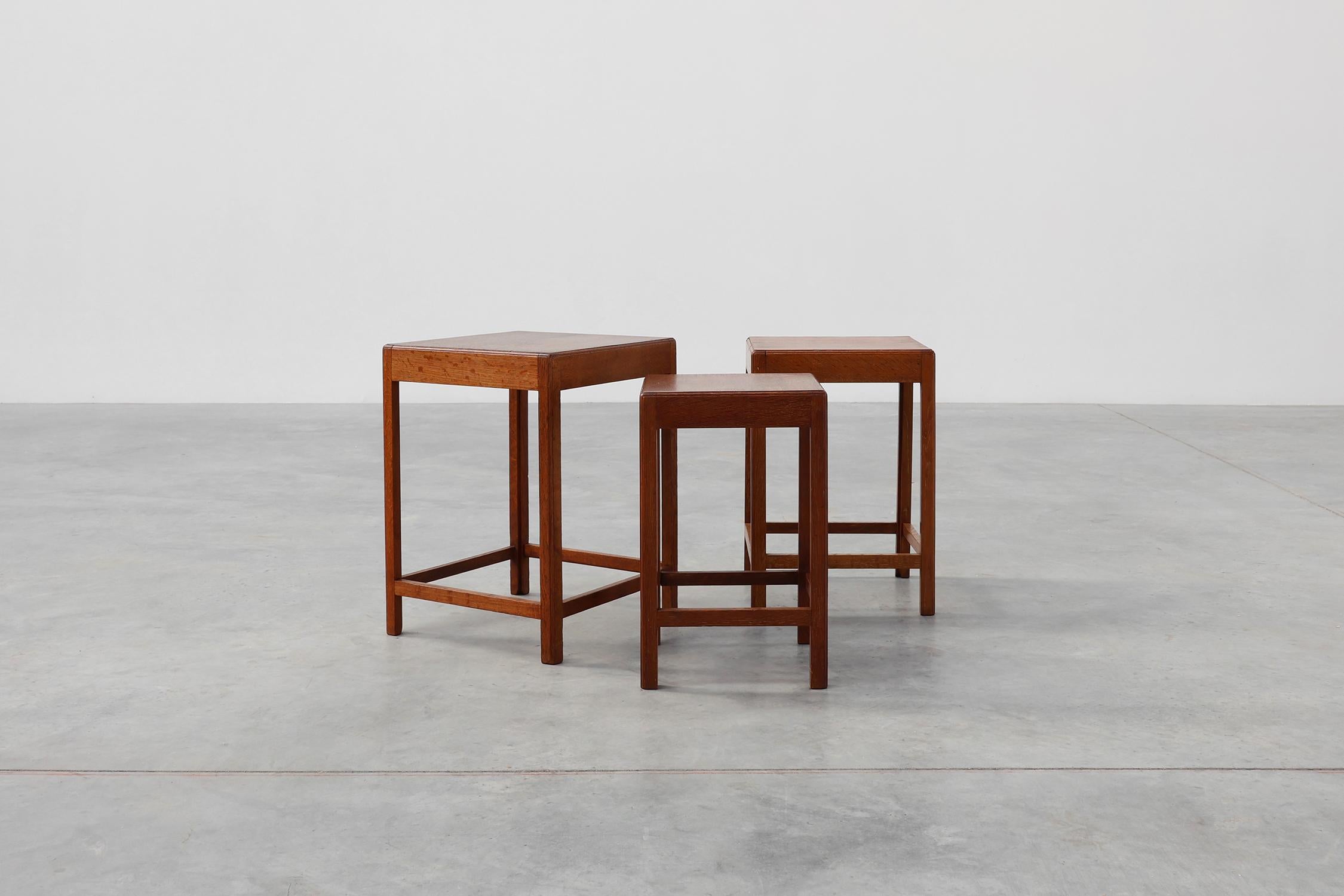 Set di 3 tavoli impilabili in legno di quercia in stile Art Déco, Francia, 1925 ca. 1925 in vendita 6