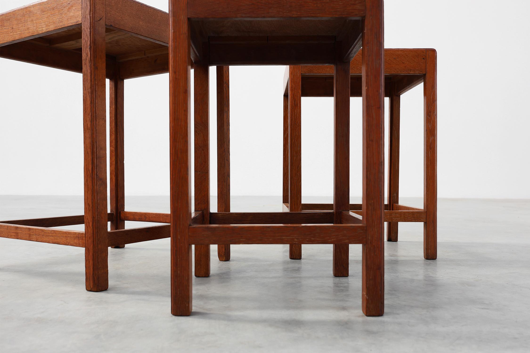 Set di 3 tavoli impilabili in legno di quercia in stile Art Déco, Francia, 1925 ca. 1925 in vendita 7