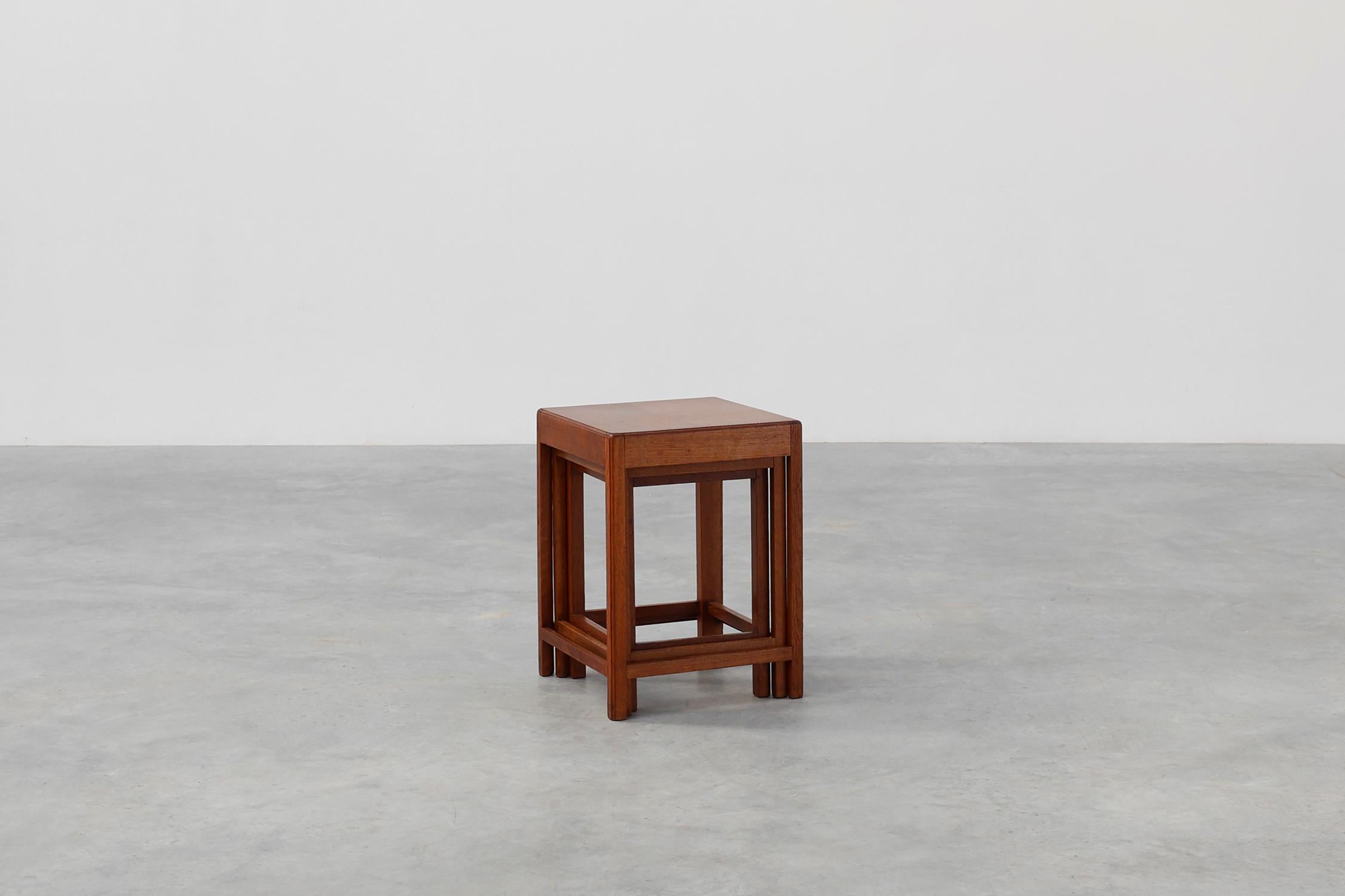 Francese Set di 3 tavoli impilabili in legno di quercia in stile Art Déco, Francia, 1925 ca. 1925 in vendita