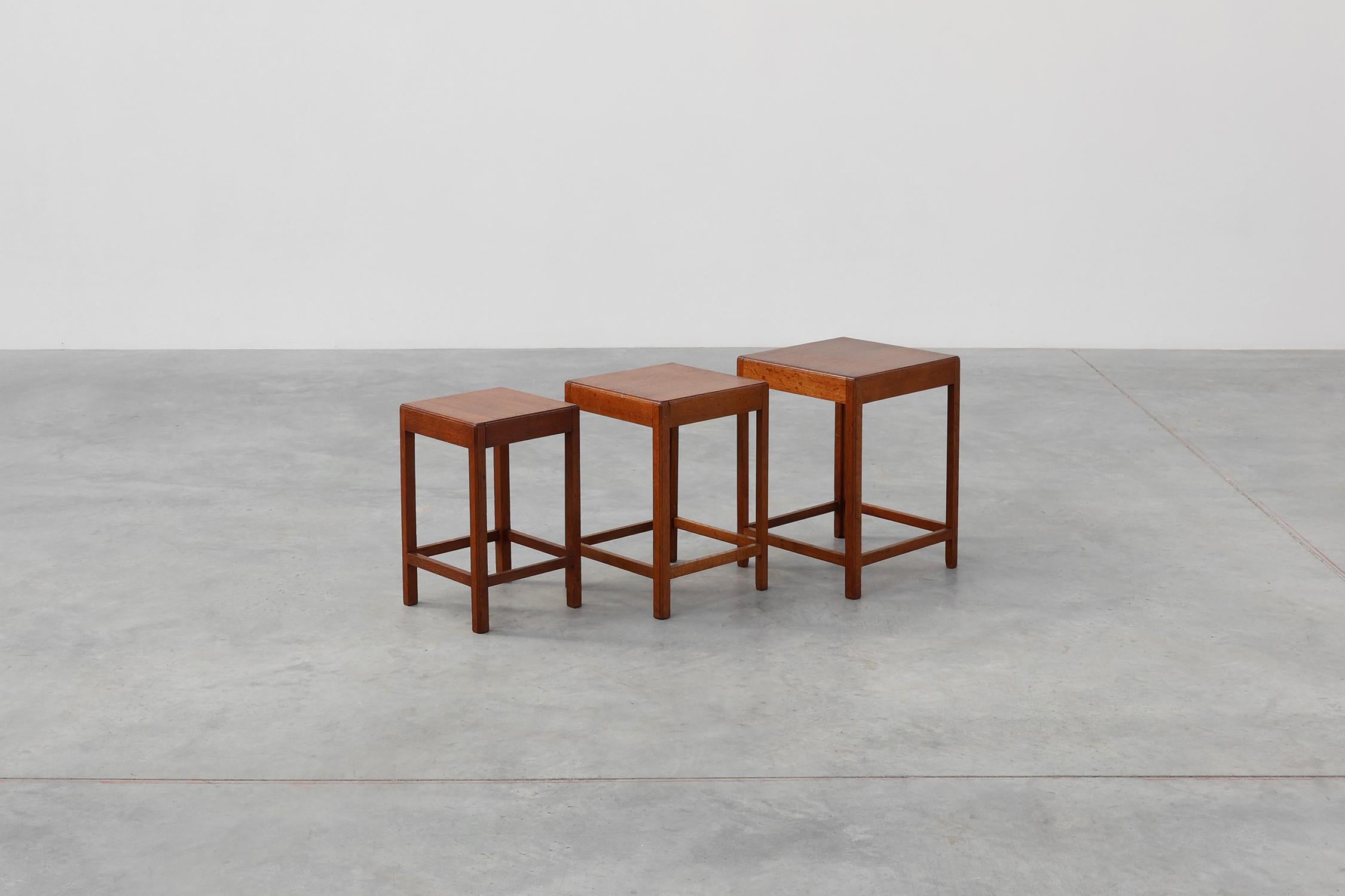 Intagliato Set di 3 tavoli impilabili in legno di quercia in stile Art Déco, Francia, 1925 ca. 1925 in vendita