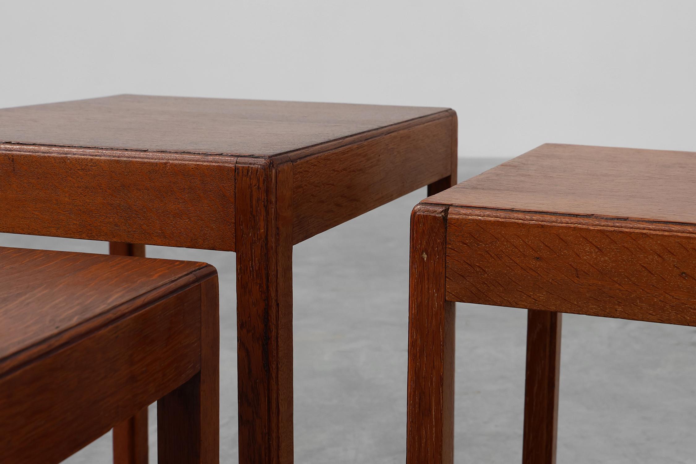 Set di 3 tavoli impilabili in legno di quercia in stile Art Déco, Francia, 1925 ca. 1925 In condizioni buone in vendita a Meulebeke, BE