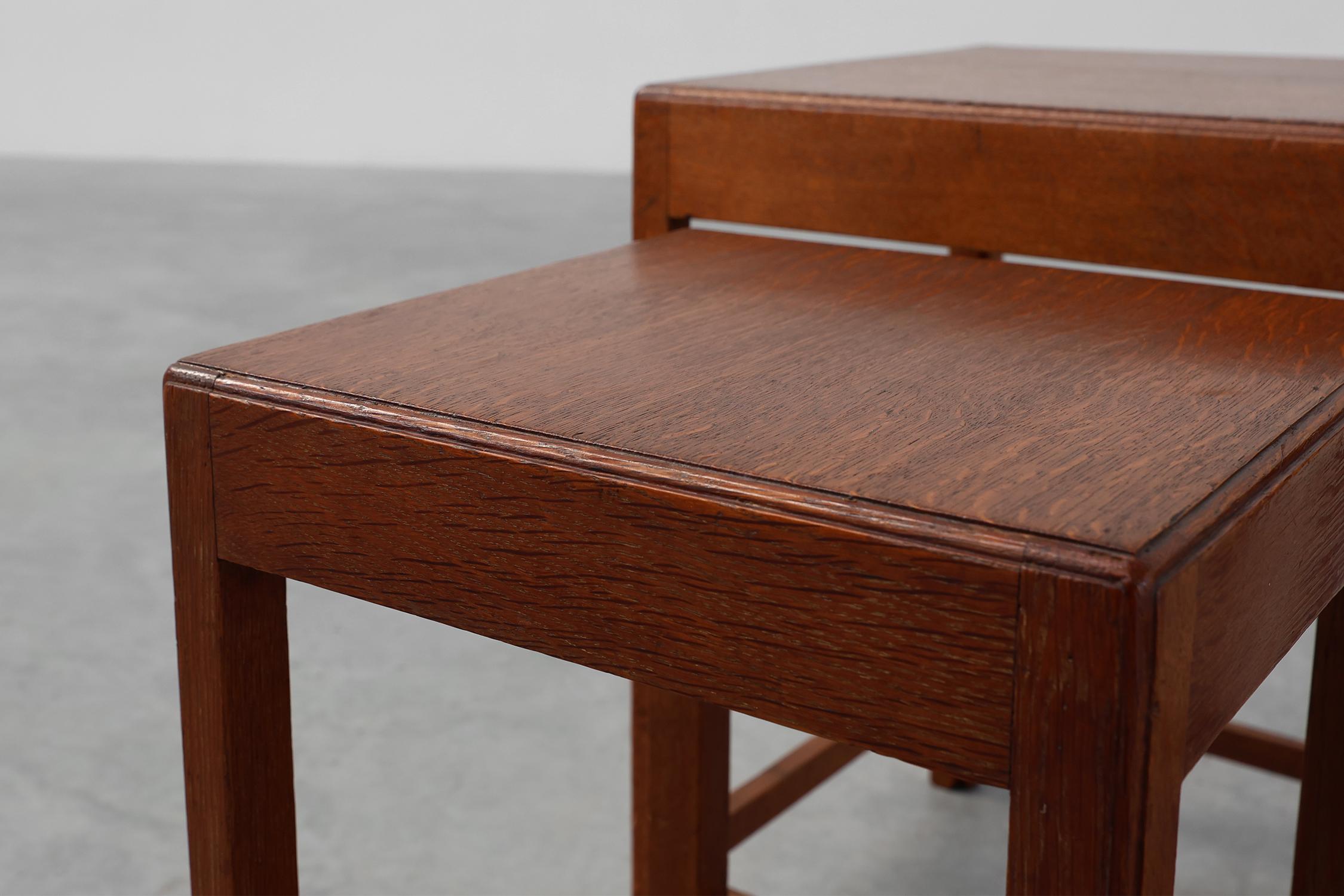 Inizio XX secolo Set di 3 tavoli impilabili in legno di quercia in stile Art Déco, Francia, 1925 ca. 1925 in vendita