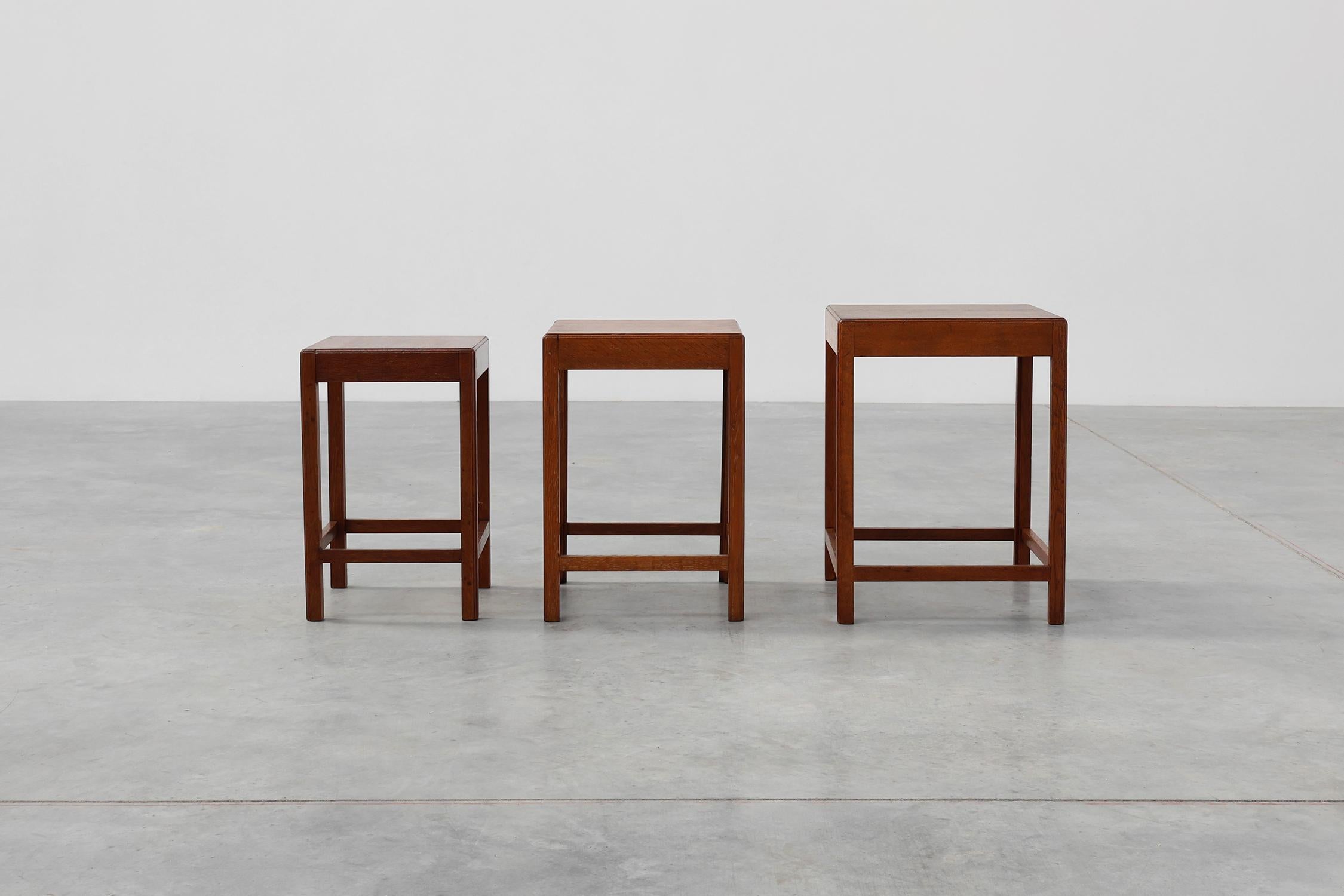 Quercia Set di 3 tavoli impilabili in legno di quercia in stile Art Déco, Francia, 1925 ca. 1925 in vendita