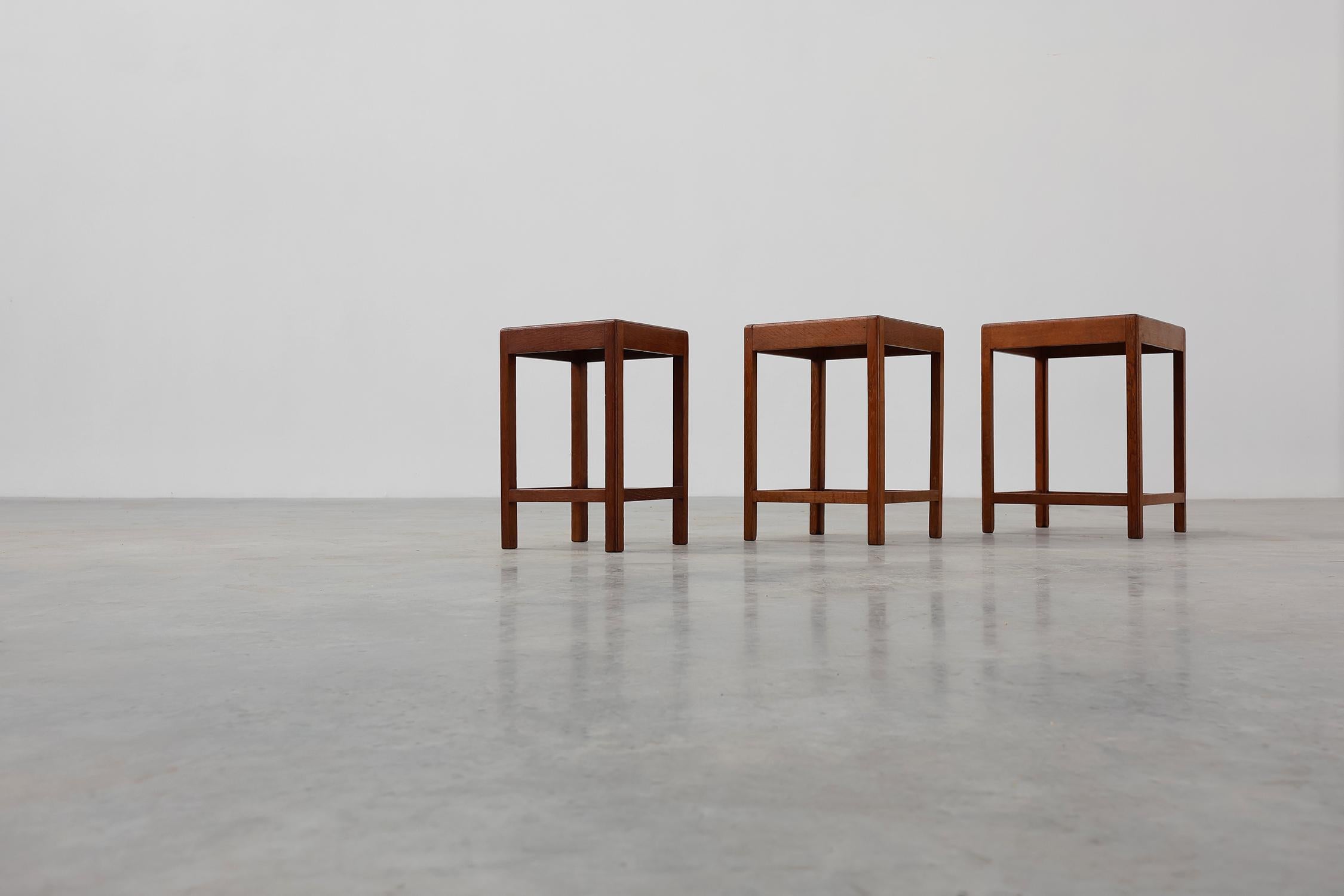 Set di 3 tavoli impilabili in legno di quercia in stile Art Déco, Francia, 1925 ca. 1925 in vendita 1