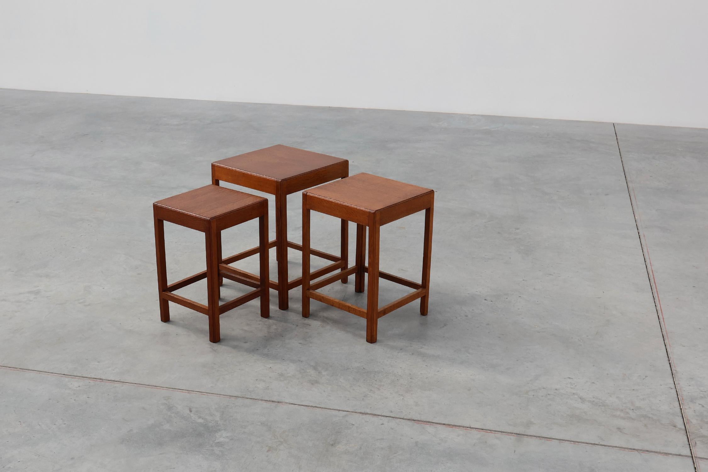 Set di 3 tavoli impilabili in legno di quercia in stile Art Déco, Francia, 1925 ca. 1925 in vendita 2