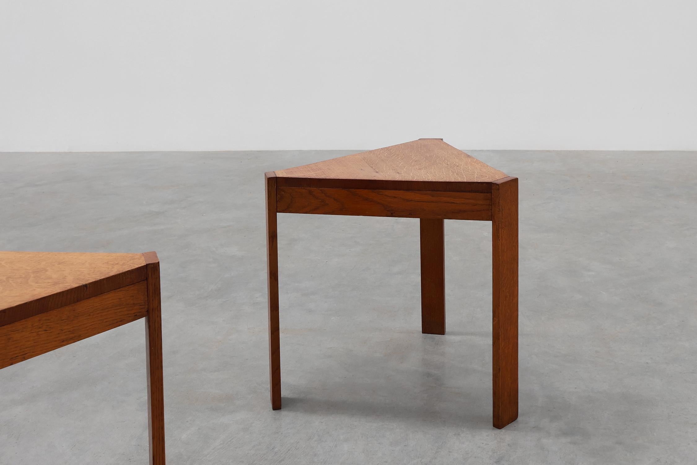 Set di 3 tavoli triangolari impilabili o modulari in legno di Oak, Francia, 1960 ca. 1960 in vendita 3