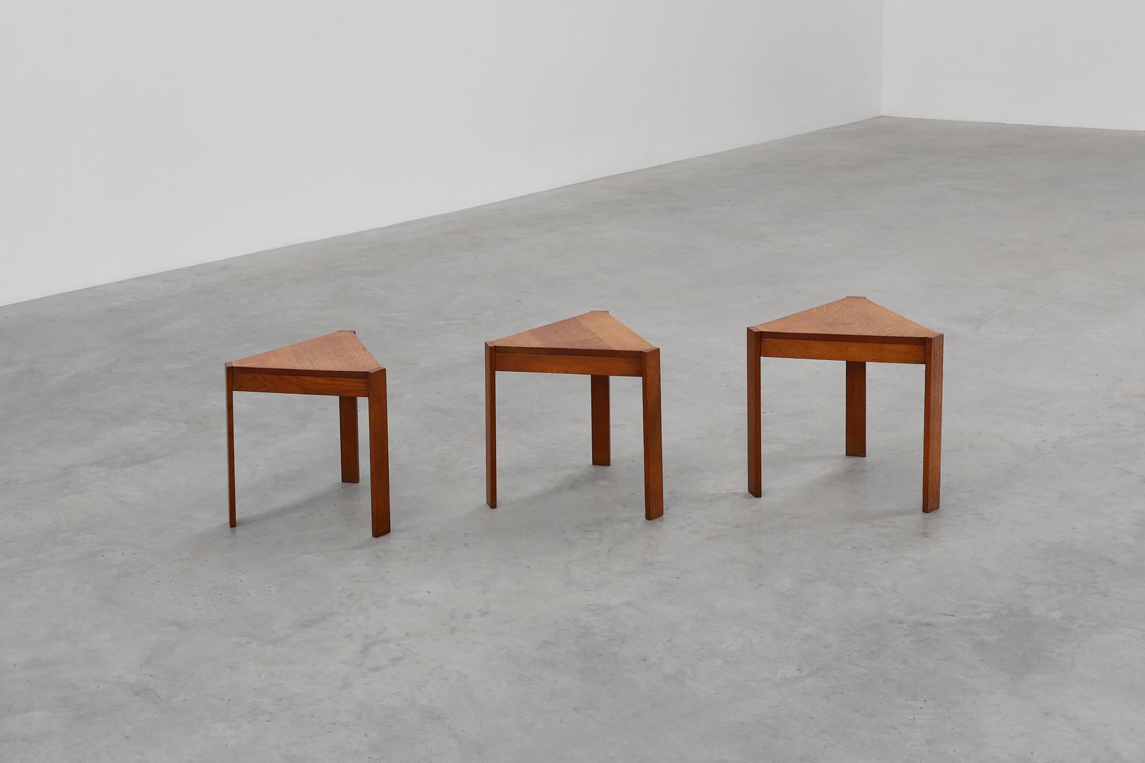 Francia / 1960 / tavoli impilabili / legno di quercia / metà del secolo scorso

Set vintage di tre tavolini in quercia, disegnati in Francia negli anni '60. Questi tavoli hanno un piano a triangolo con una bella venatura e gambe in contrasto in