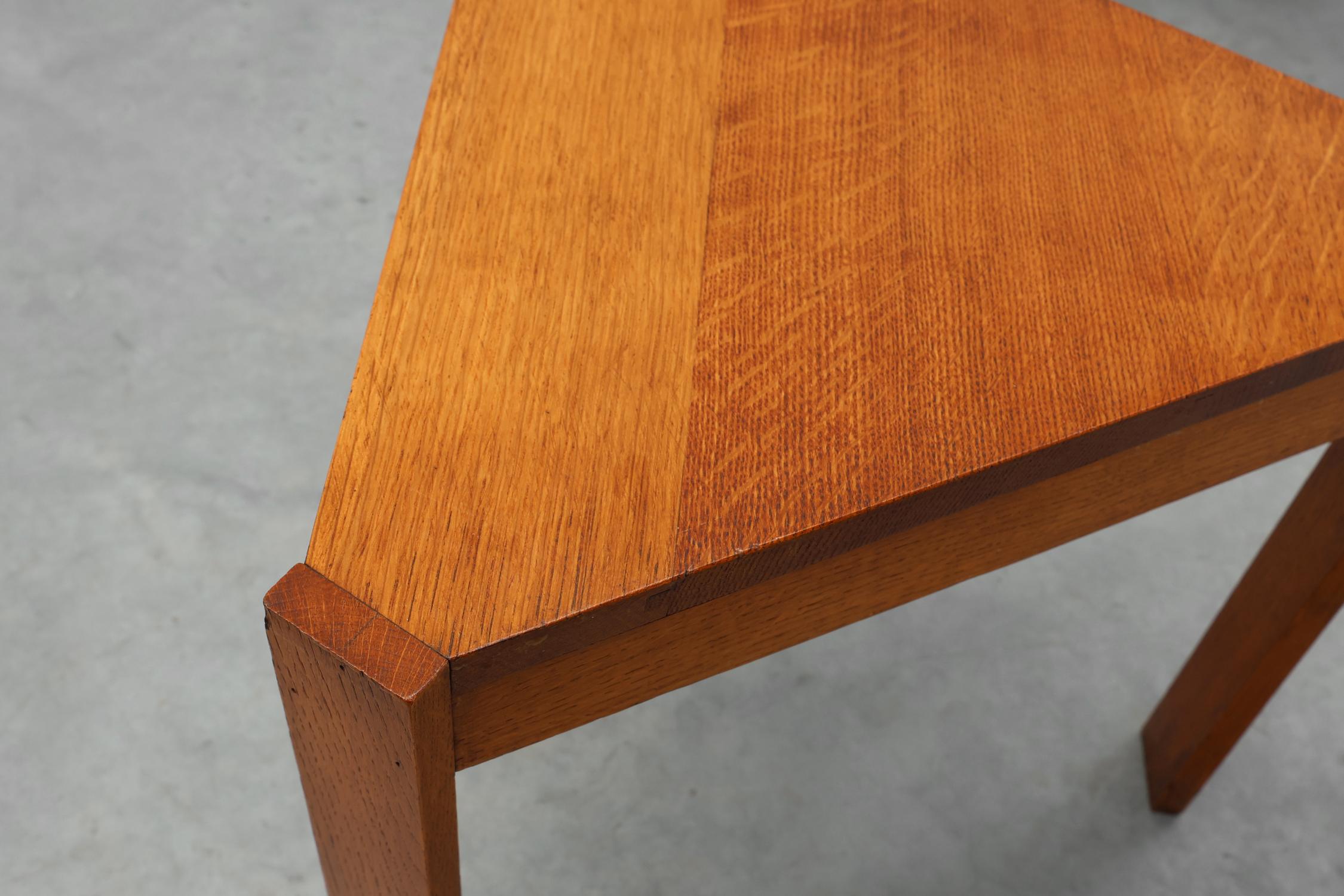 Mid-Century moderno Set di 3 tavoli triangolari impilabili o modulari in legno di Oak, Francia, 1960 ca. 1960 in vendita